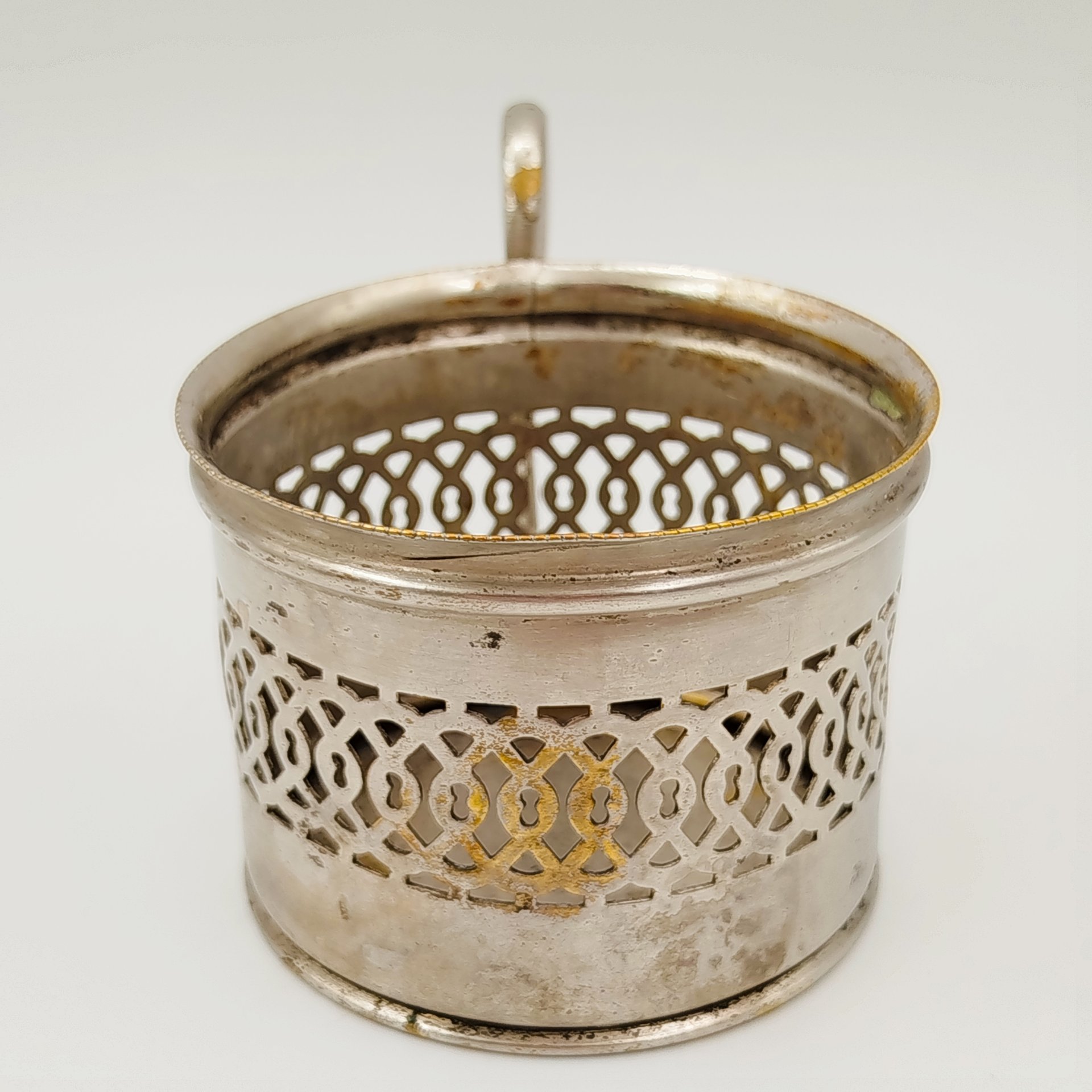 Подстаканник с прорезным декором