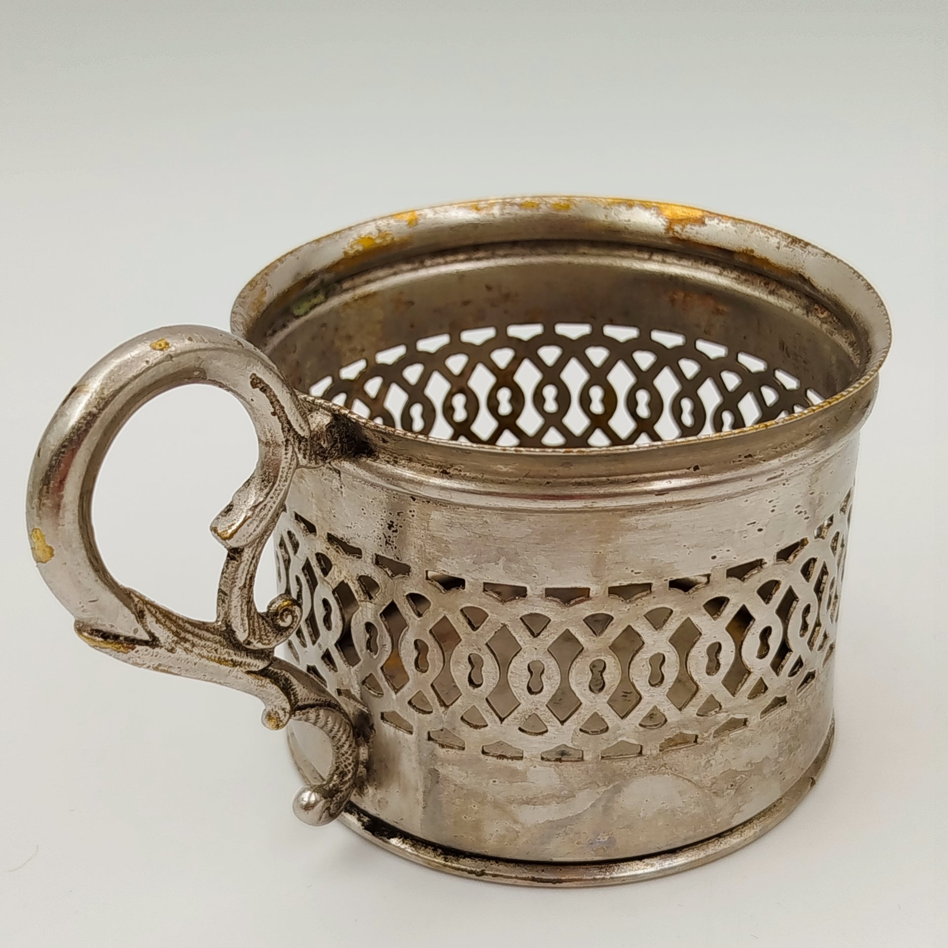 Подстаканник с прорезным декором