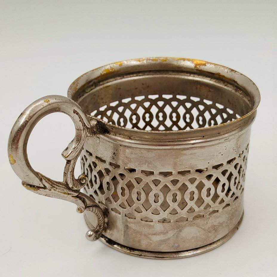 Подстаканник с прорезным декором