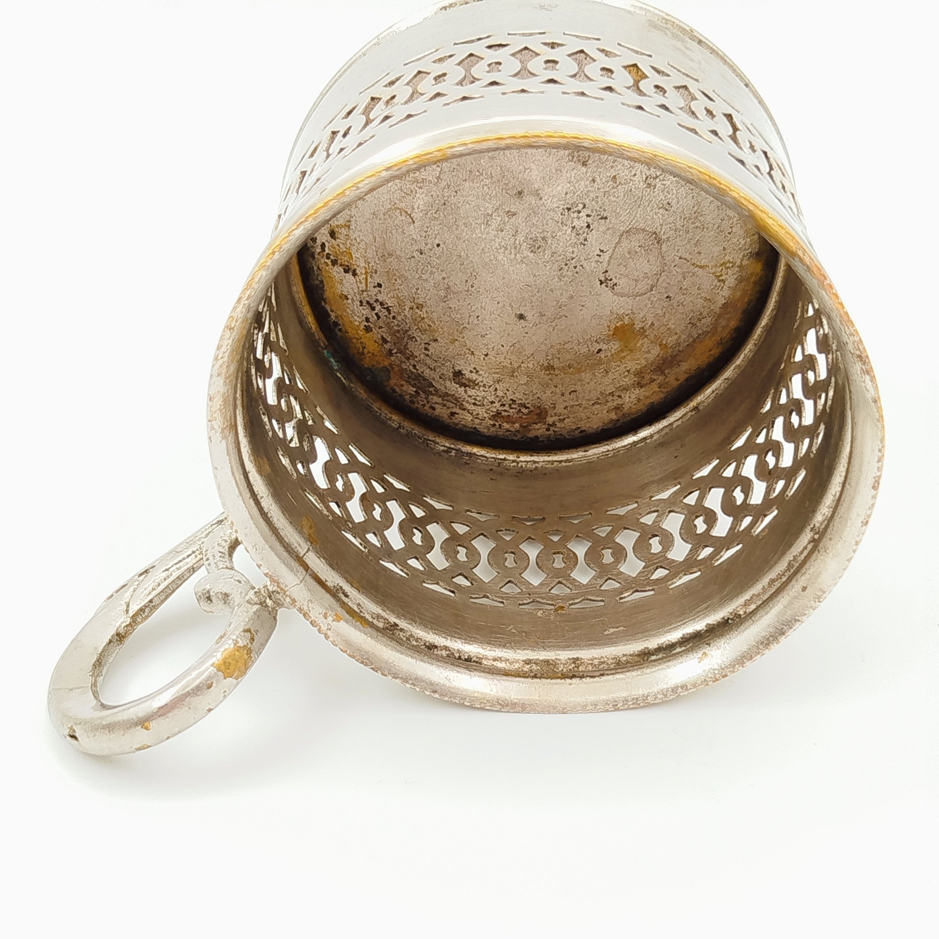 Подстаканник с прорезным декором