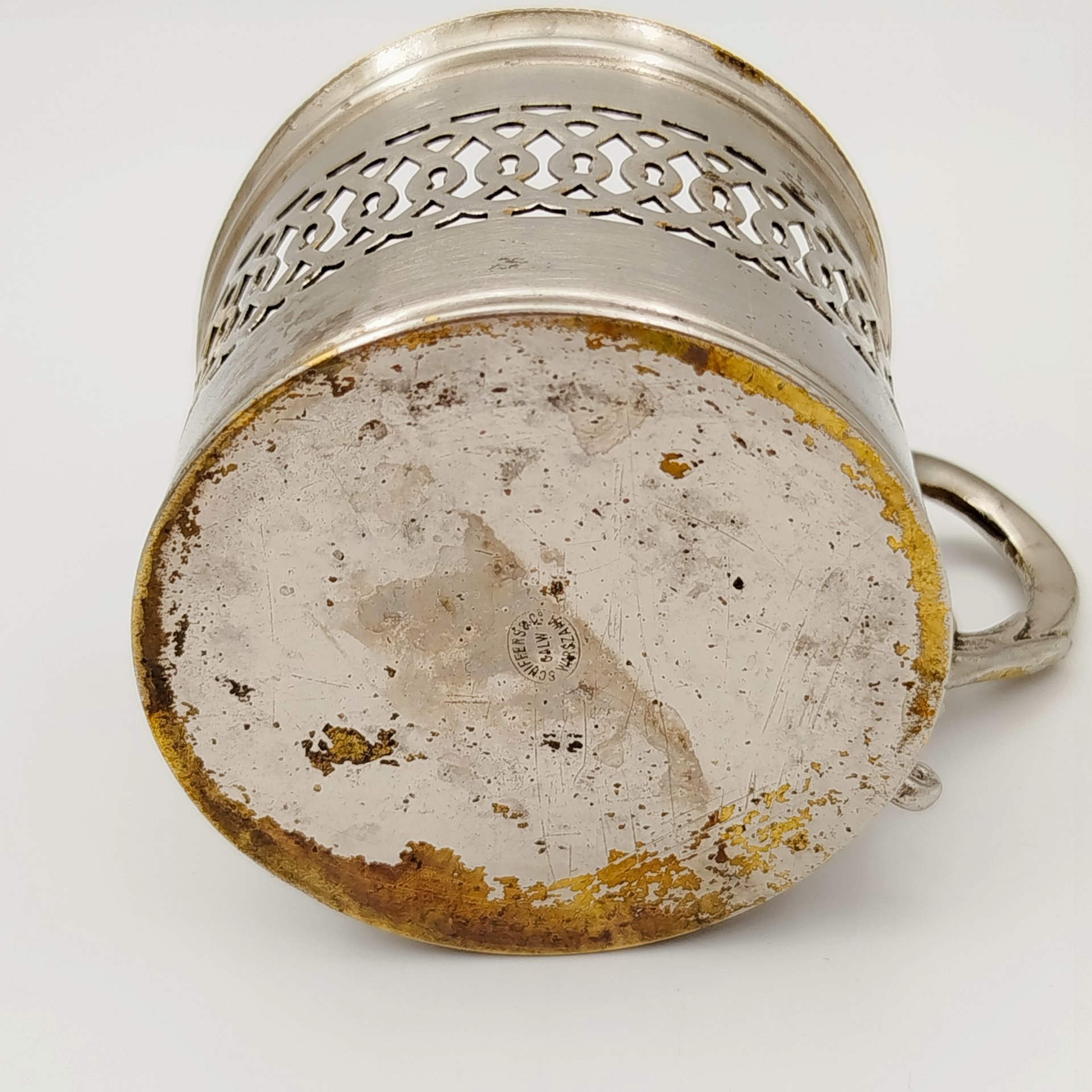 Подстаканник с прорезным декором