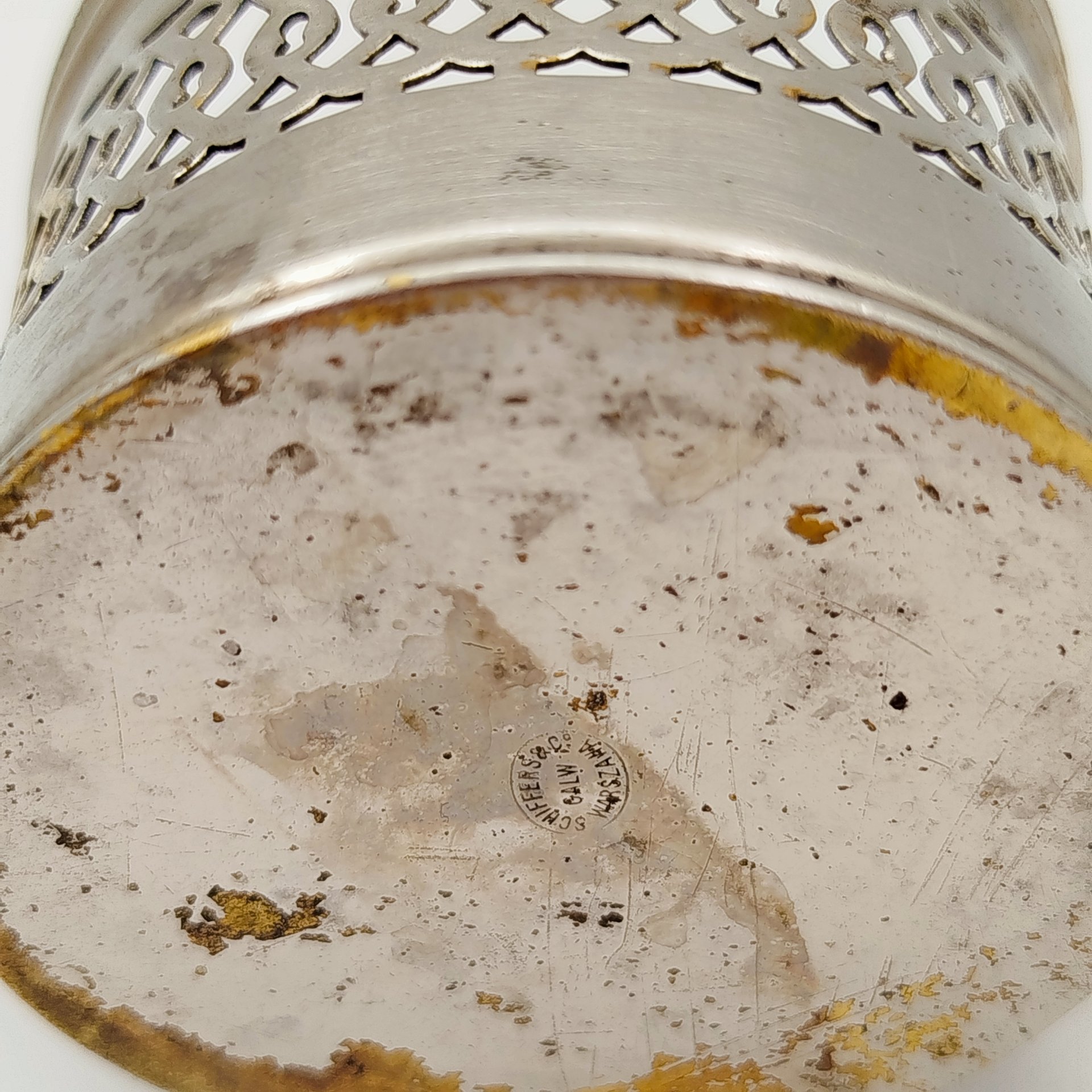 Подстаканник с прорезным декором