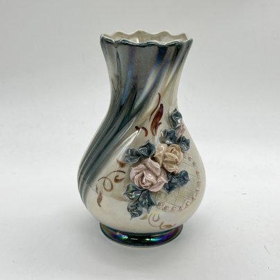 Вазочка небольшая с лепным цветочным декором, керамика, роспись, Кисловодский художественный промкомбинат (КХПК), Россия, 1980-2000 гг.
