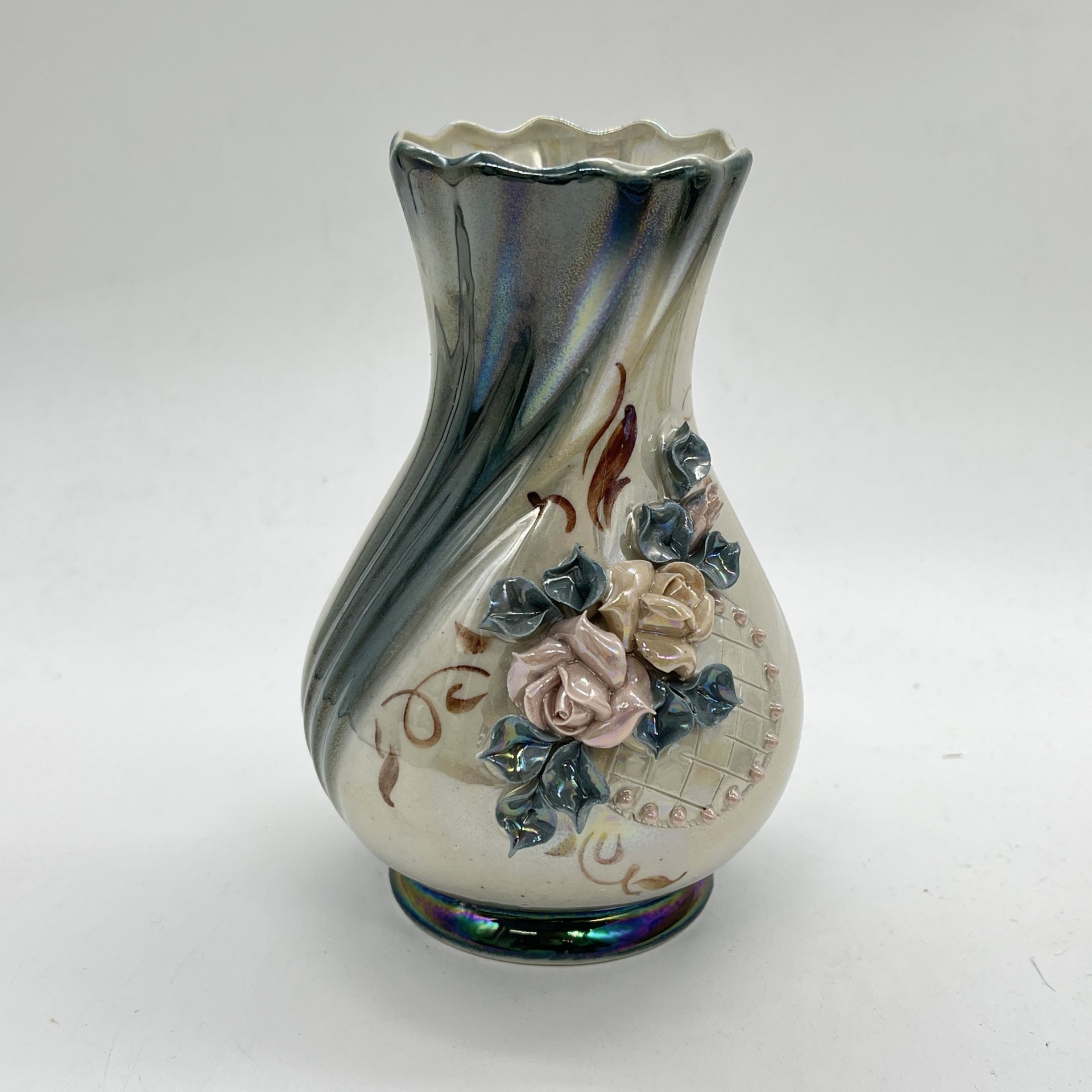 Вазочка небольшая с лепным цветочным декором, керамика, роспись, Кисловодский художественный промкомбинат (КХПК), Россия, 1980-2000 гг.