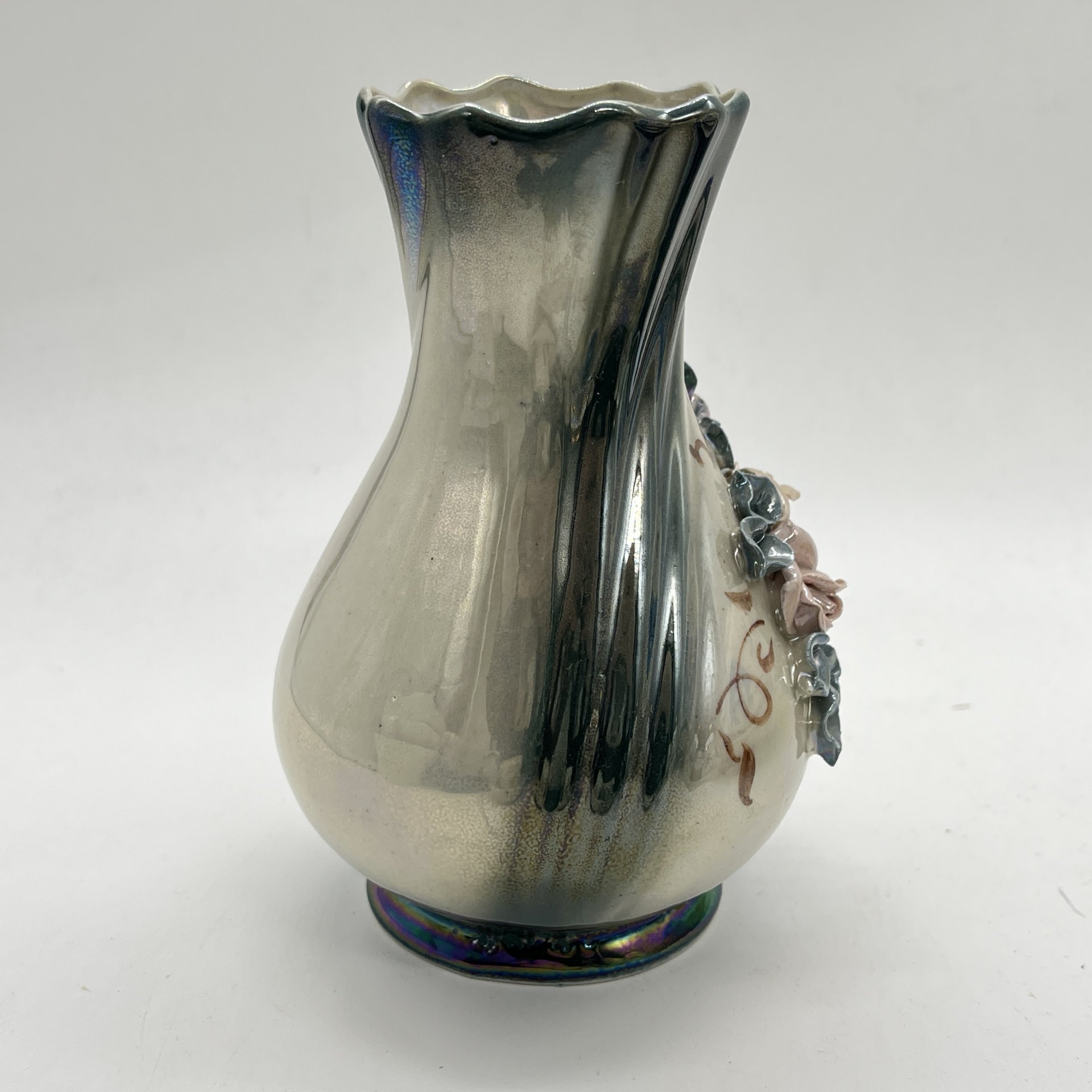 Вазочка небольшая с лепным цветочным декором, керамика, роспись, Кисловодский художественный промкомбинат (КХПК), Россия, 1980-2000 гг.