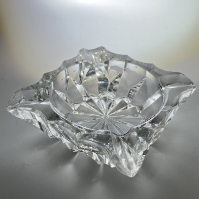 Пепельница квадратной формы с резным геометрическим декором