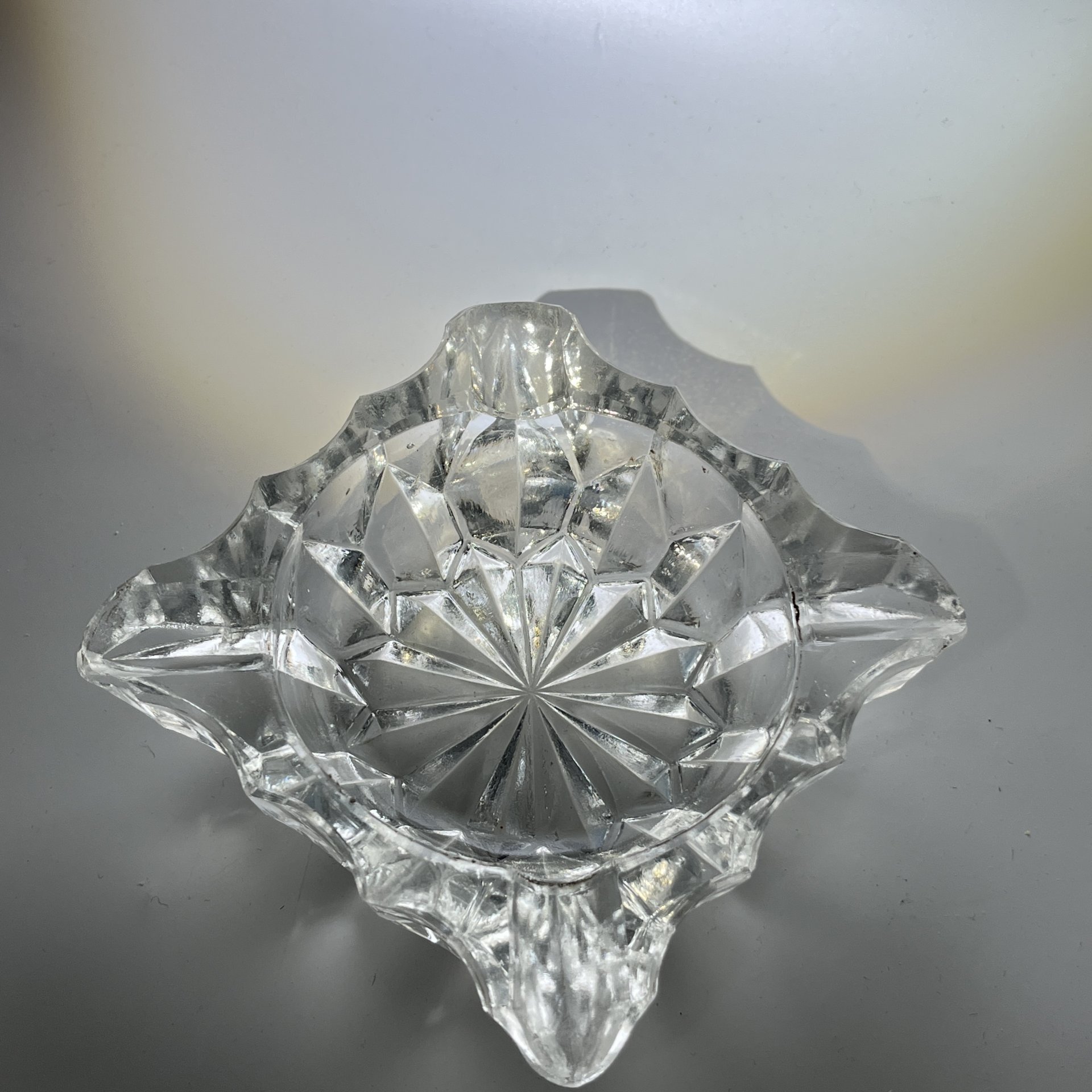 Пепельница квадратной формы с резным геометрическим декором