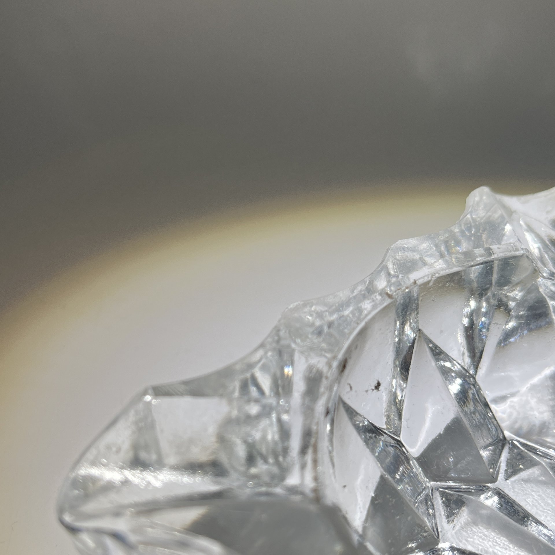 Пепельница квадратной формы с резным геометрическим декором