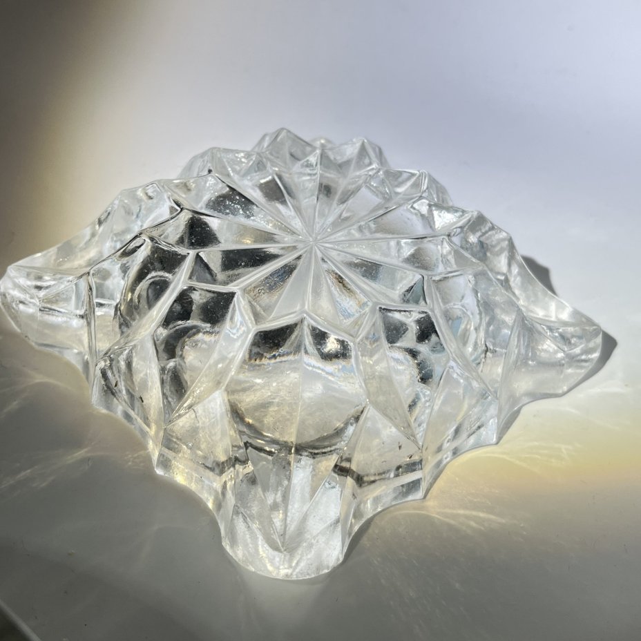 Пепельница квадратной формы с резным геометрическим декором