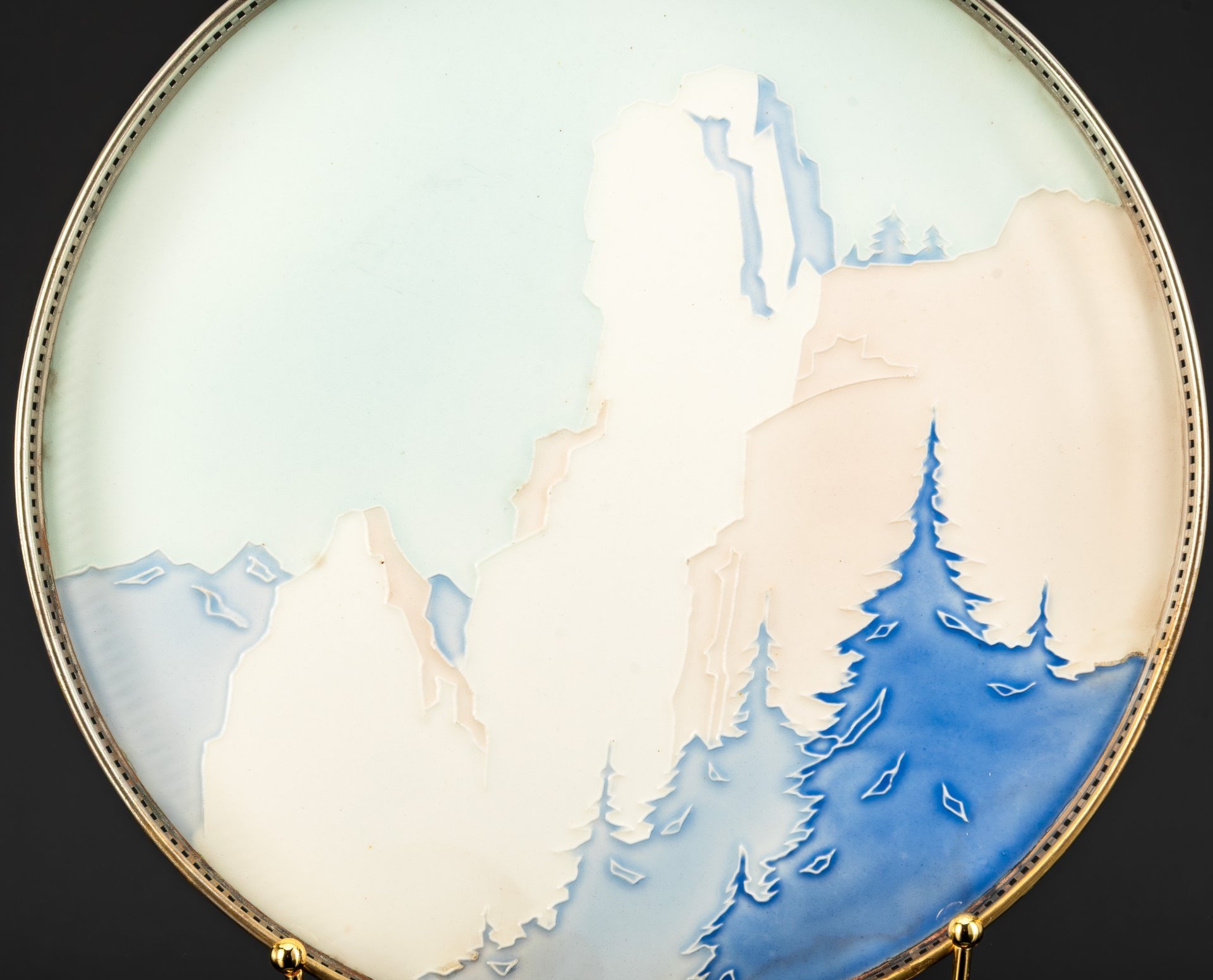 Поднос круглой формы с прорезным бортом, украшенный изображением леса и гор, экспортное клеймо "Foreign", металл, фаянс, крытье, Германия, 1890-1930 гг.