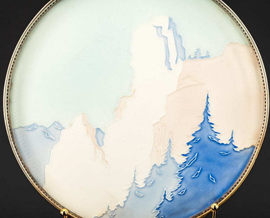 Поднос круглой формы с прорезным бортом, украшенный изображением леса и гор, экспортное клеймо "Foreign"