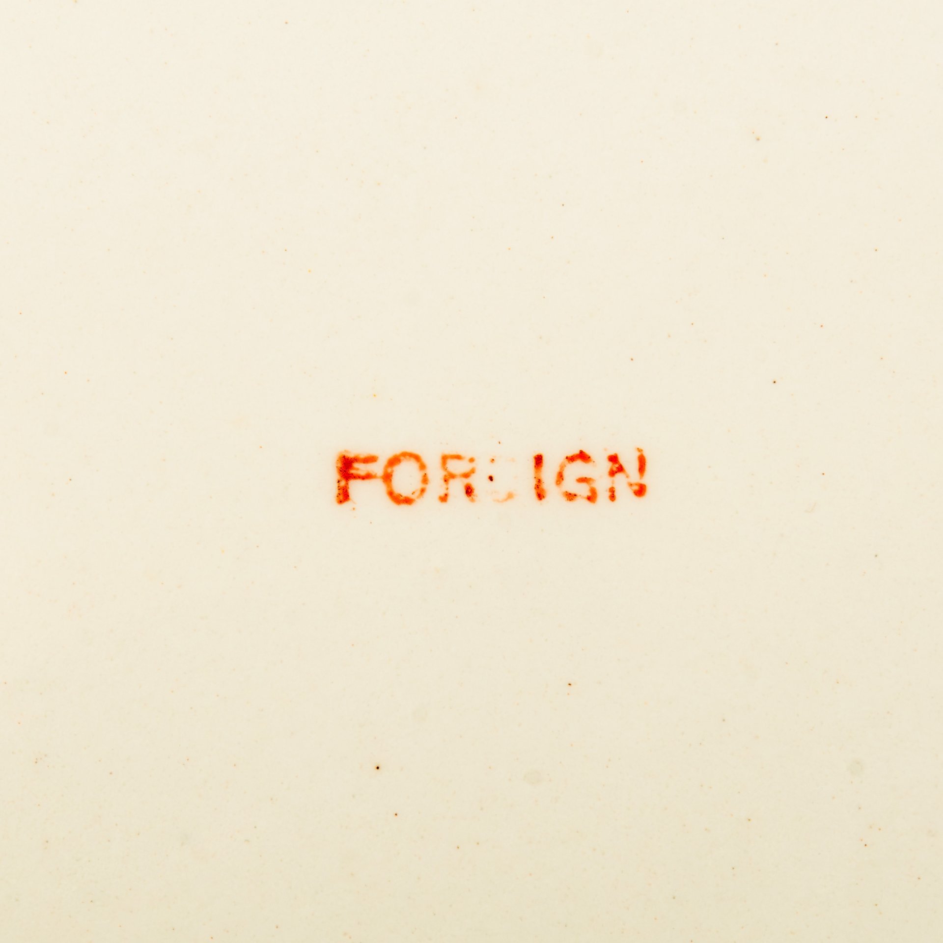 Поднос круглой формы с прорезным бортом, украшенный изображением леса и гор, экспортное клеймо "Foreign", металл, фаянс, крытье, Германия, 1890-1930 гг.