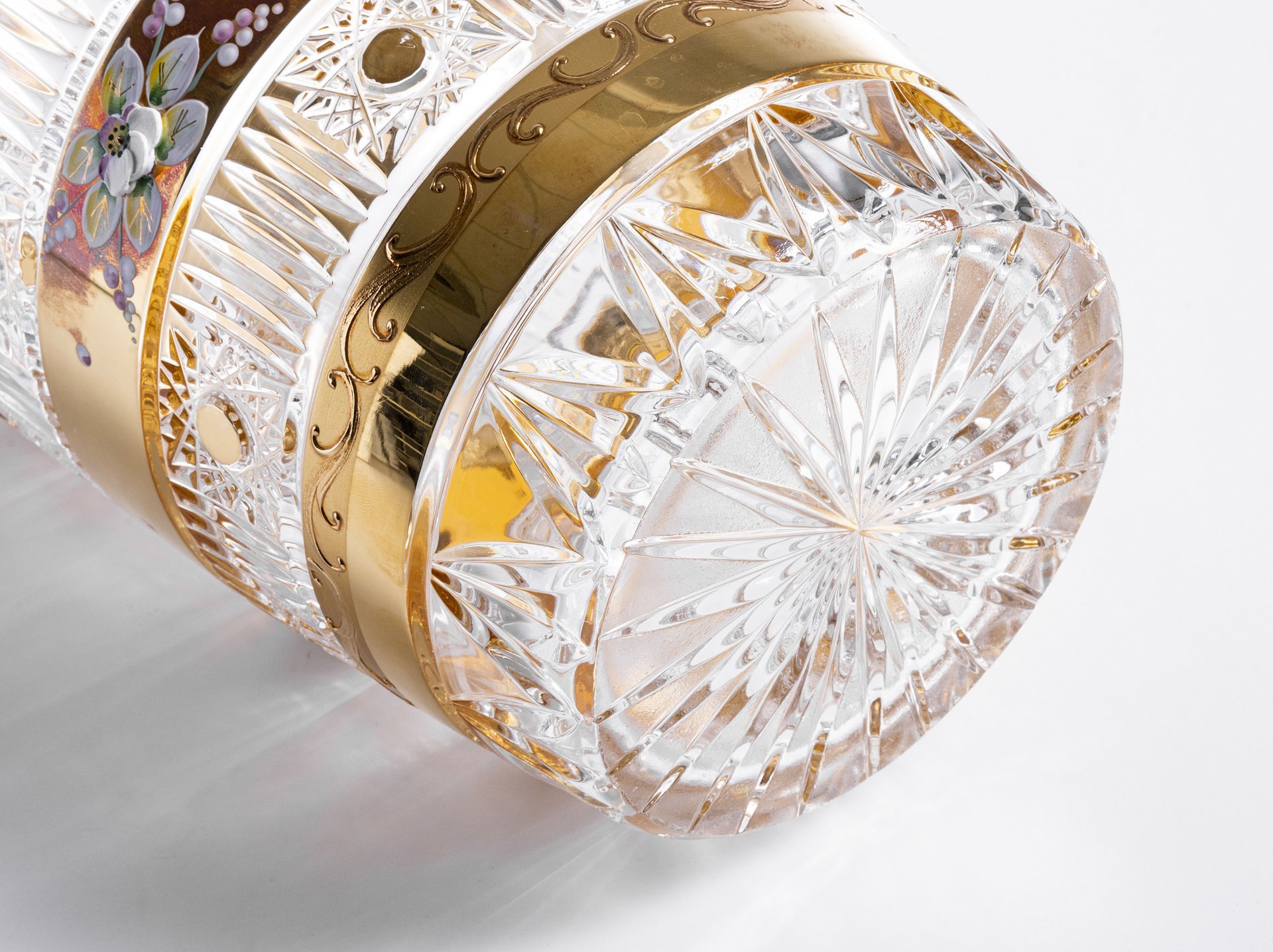 Ваза с лепным декором в виде цветов, стекло, Bohemia, Чехия, 1970-1990 гг.