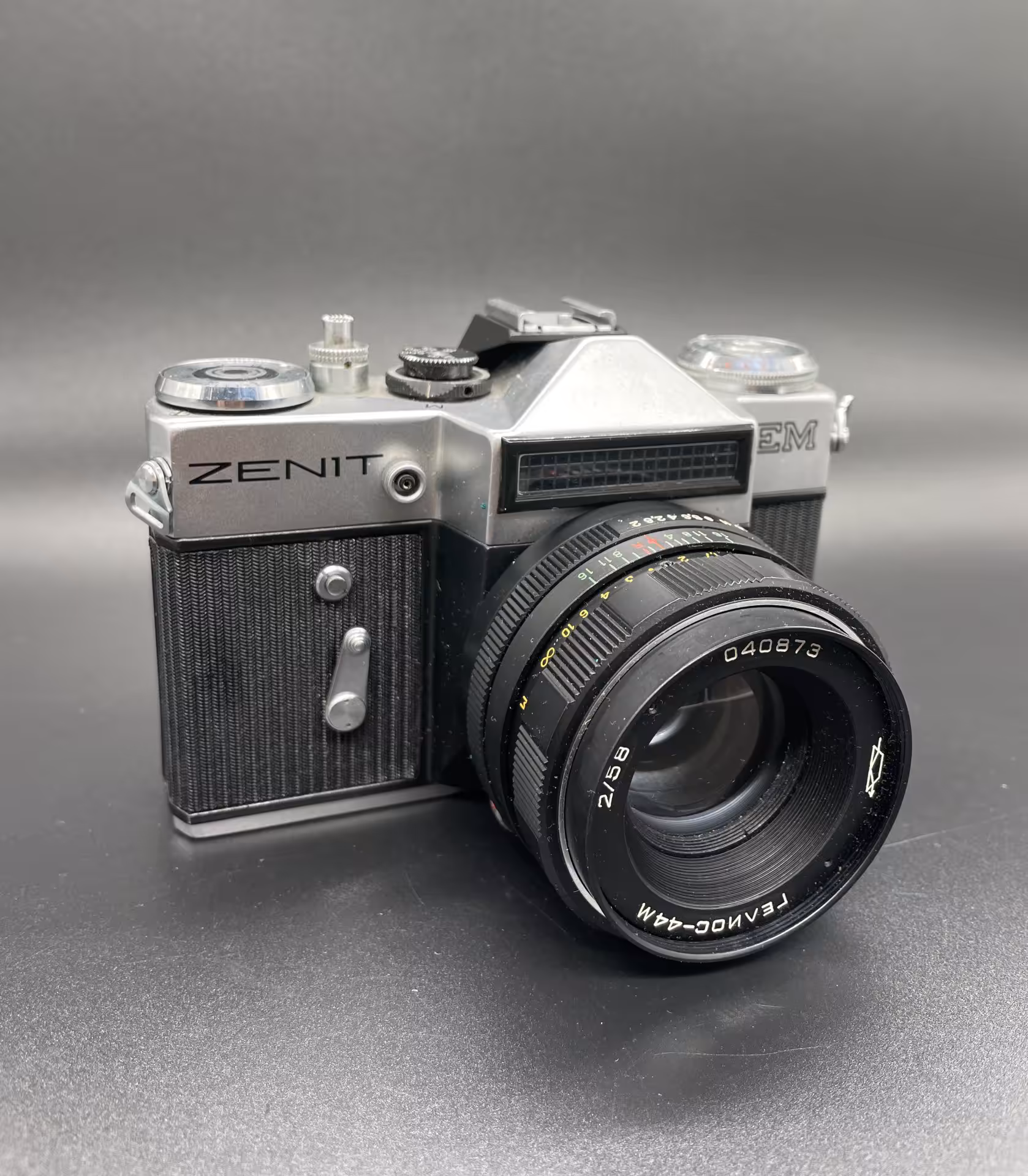Фотоаппарат "Зенит-ЕМ" с объективом "Гелиос-44М" в оригинальном кофре, Красногорский механический завод (КМЗ)