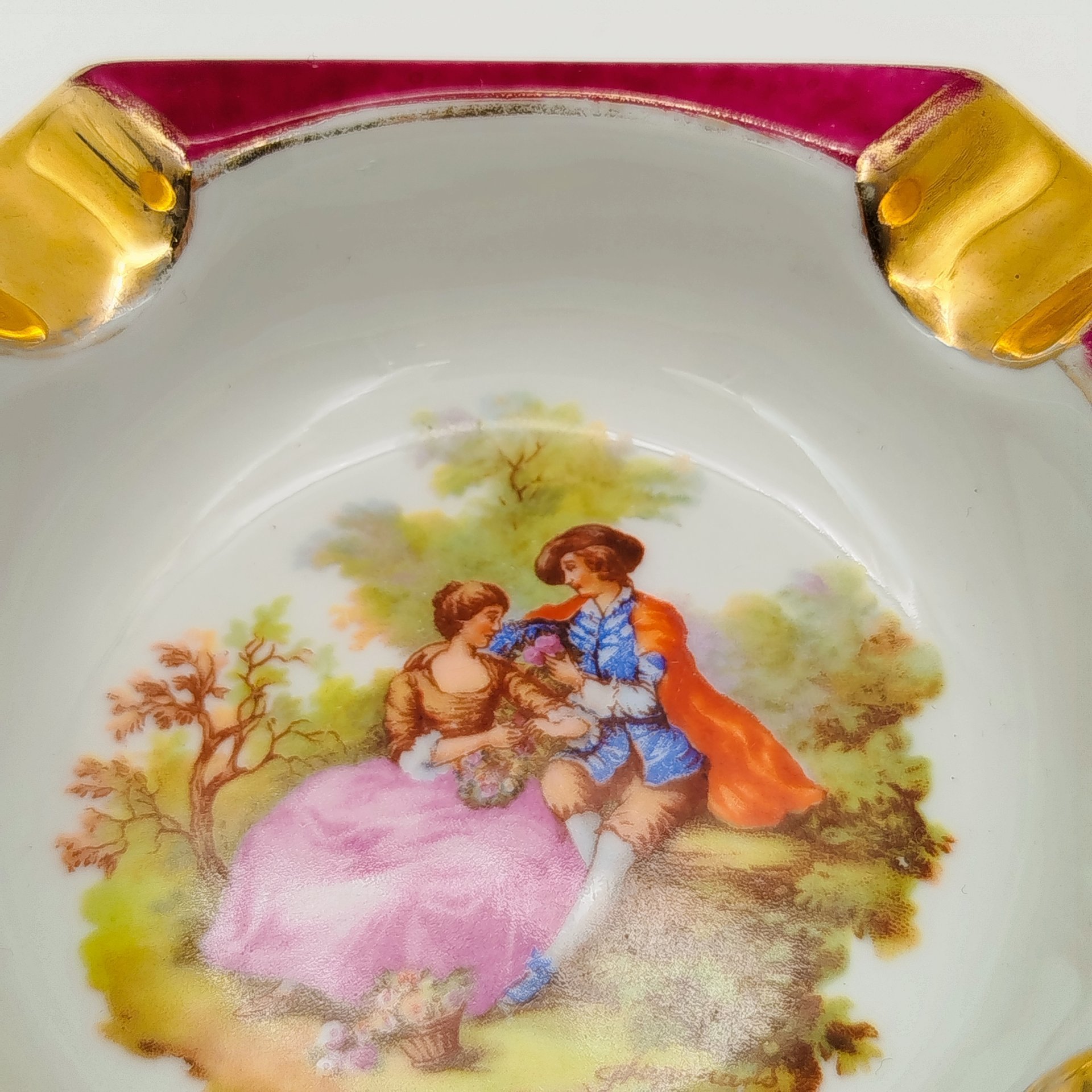 Пепельница,  украшенная изображением сюжета по картине Жан-Оноре Фрагонара, фарфор, деколь, крытье, золочение, Limoges, Франция, 1960-1980 гг.