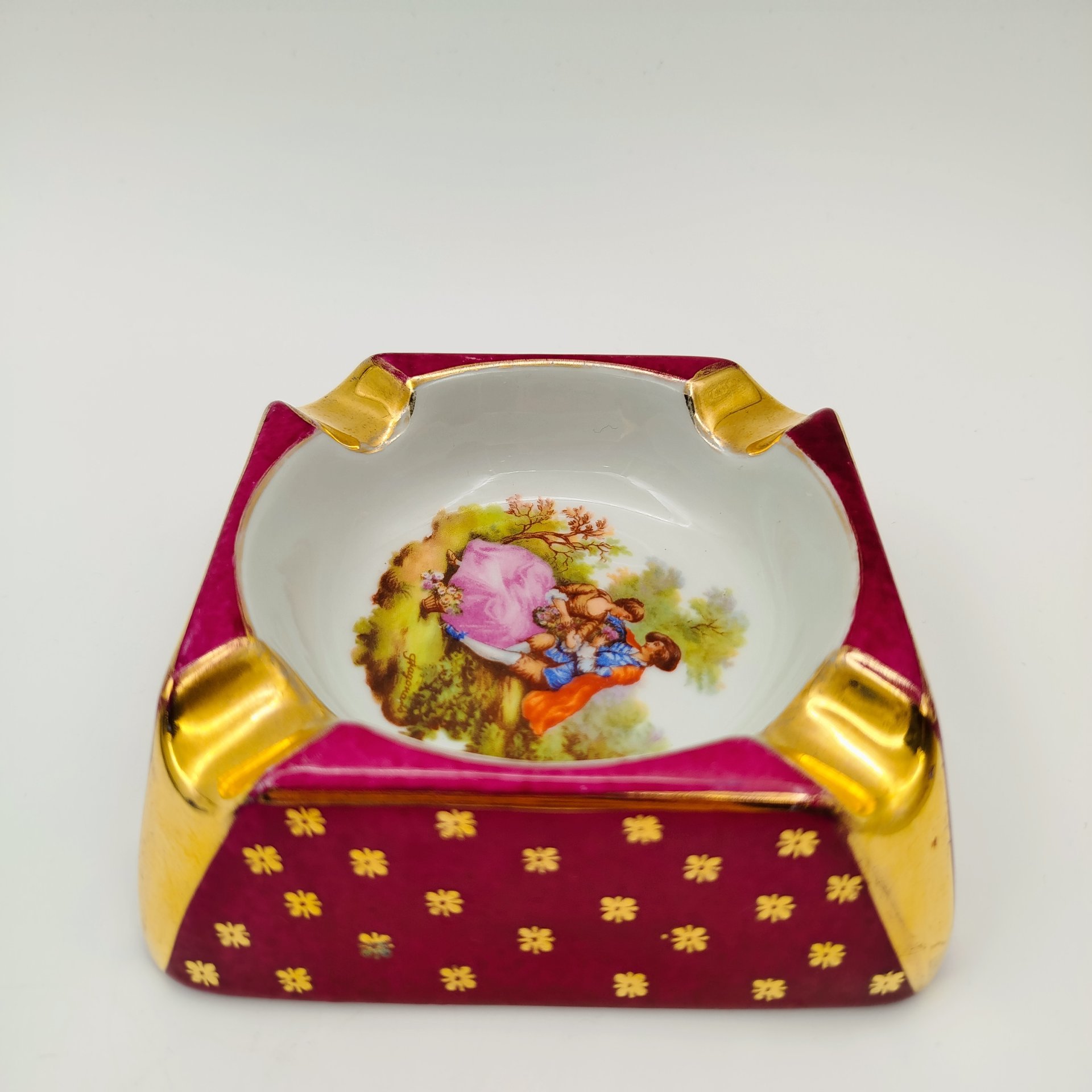 Пепельница,  украшенная изображением сюжета по картине Жан-Оноре Фрагонара, фарфор, деколь, крытье, золочение, Limoges, Франция, 1960-1980 гг.