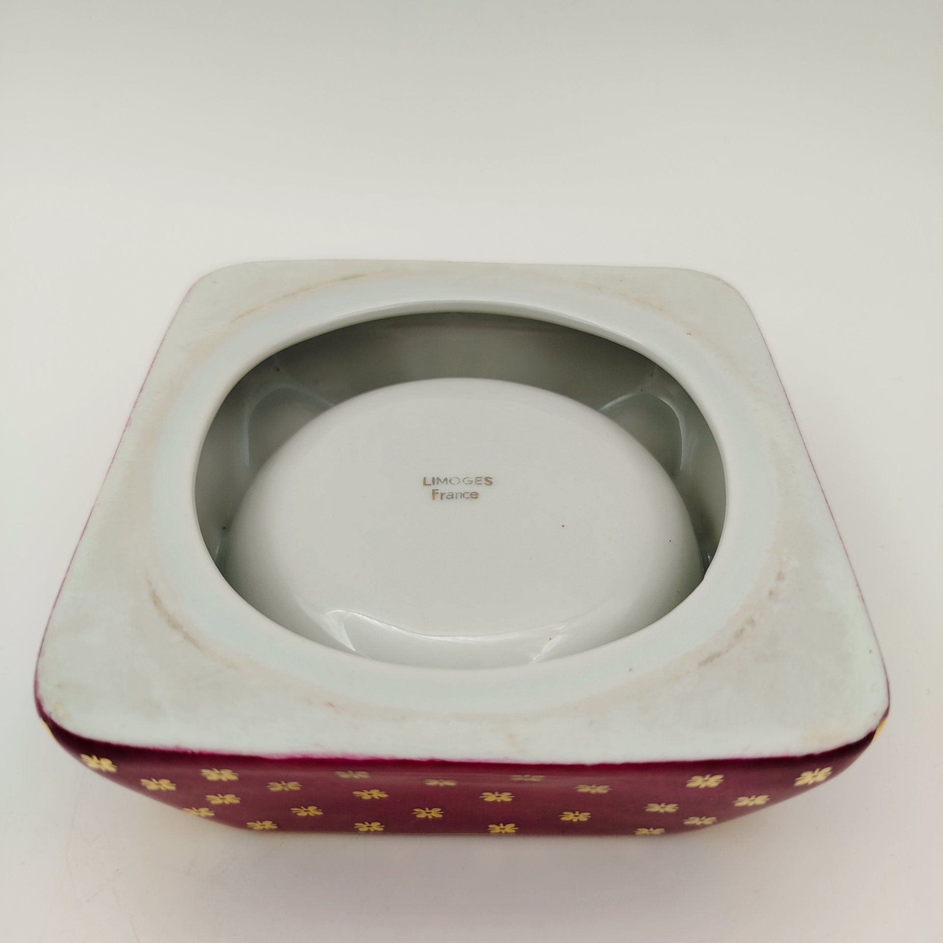 Пепельница,  украшенная изображением сюжета по картине Жан-Оноре Фрагонара, фарфор, деколь, крытье, золочение, Limoges, Франция, 1960-1980 гг.