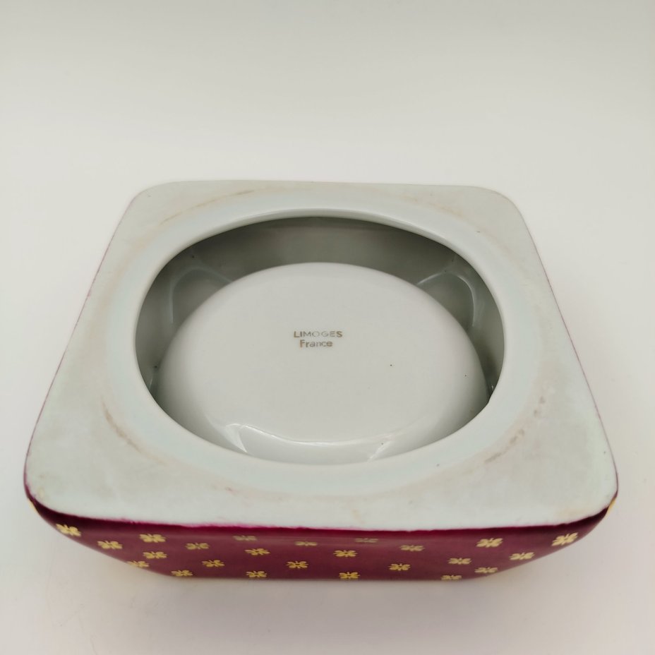 Пепельница,  украшенная изображением сюжета по картине Жан-Оноре Фрагонара, фарфор, деколь, крытье, золочение, Limoges, Франция, 1960-1980 гг.