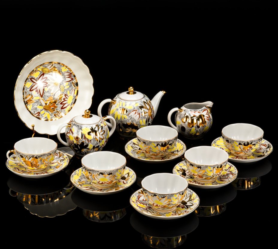 Сервиз чайный "Золотые ромашки" на 6 персон (16 предметов), автор росписи Л.И. Григорьева, форма "Тюльпан", фарфор, деколь, золочение, Ленинградский фарфоровый завод (ЛФЗ), СССР, 1970-1986 гг.