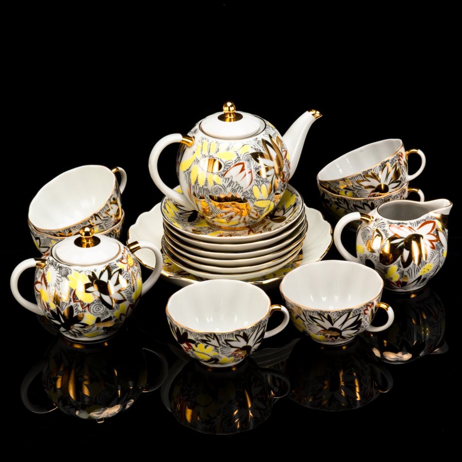 Сервиз чайный "Золотые ромашки" на 6 персон (16 предметов), автор росписи Л.И. Григорьева, форма "Тюльпан", фарфор, деколь, золочение, Ленинградский фарфоровый завод (ЛФЗ), СССР, 1970-1986 гг.