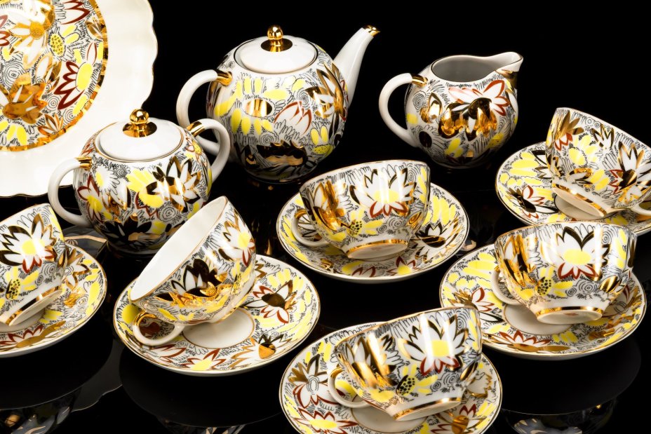 Сервиз чайный "Золотые ромашки" на 6 персон (16 предметов), автор росписи Л.И. Григорьева, форма "Тюльпан", фарфор, деколь, золочение, Ленинградский фарфоровый завод (ЛФЗ), СССР, 1970-1986 гг.