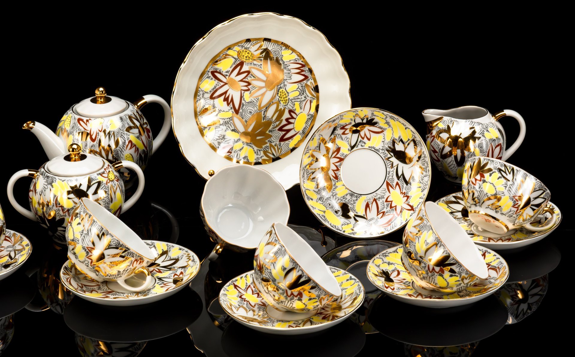 Сервиз чайный "Золотые ромашки" на 6 персон (16 предметов), автор росписи Л.И. Григорьева, форма "Тюльпан", фарфор, деколь, золочение, Ленинградский фарфоровый завод (ЛФЗ), СССР, 1970-1986 гг.