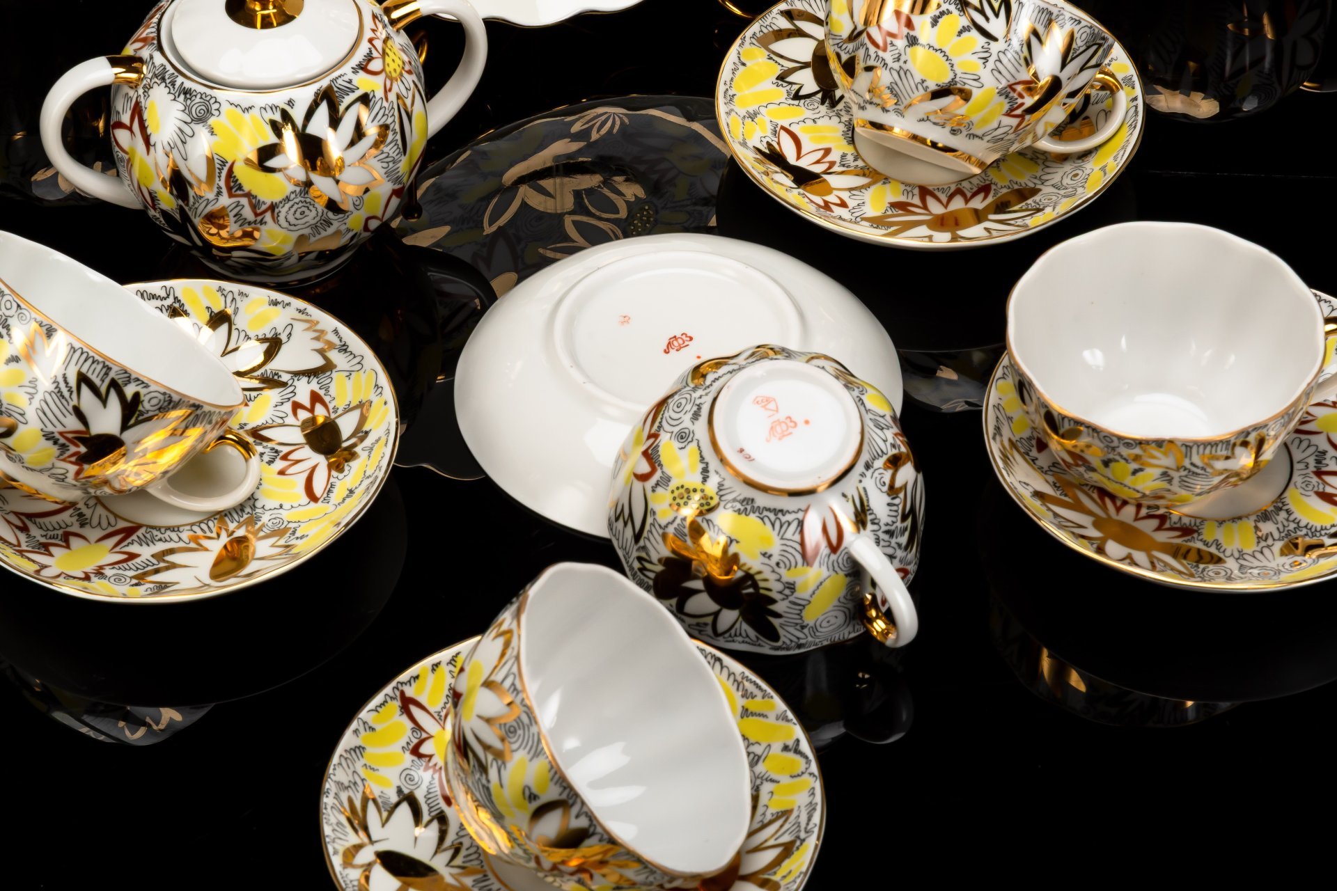 Сервиз чайный "Золотые ромашки" на 6 персон (16 предметов), автор росписи Л.И. Григорьева, форма "Тюльпан", фарфор, деколь, золочение, Ленинградский фарфоровый завод (ЛФЗ), СССР, 1970-1986 гг.