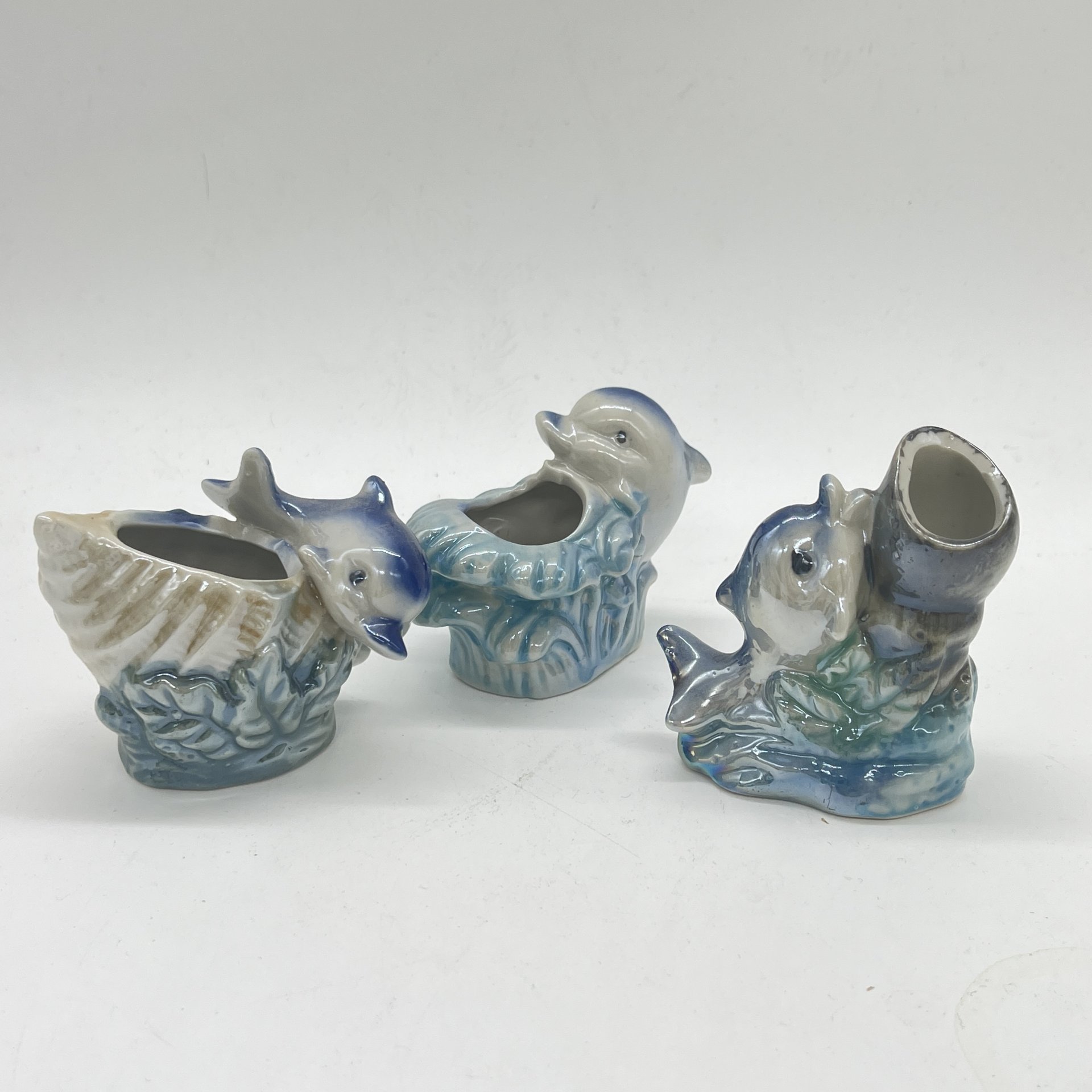 Набор из 3 статуэток "Дельфинчики" с морскими атрибутами, керамика, люстр, аэрограф, Россия, 1990-2010 гг.