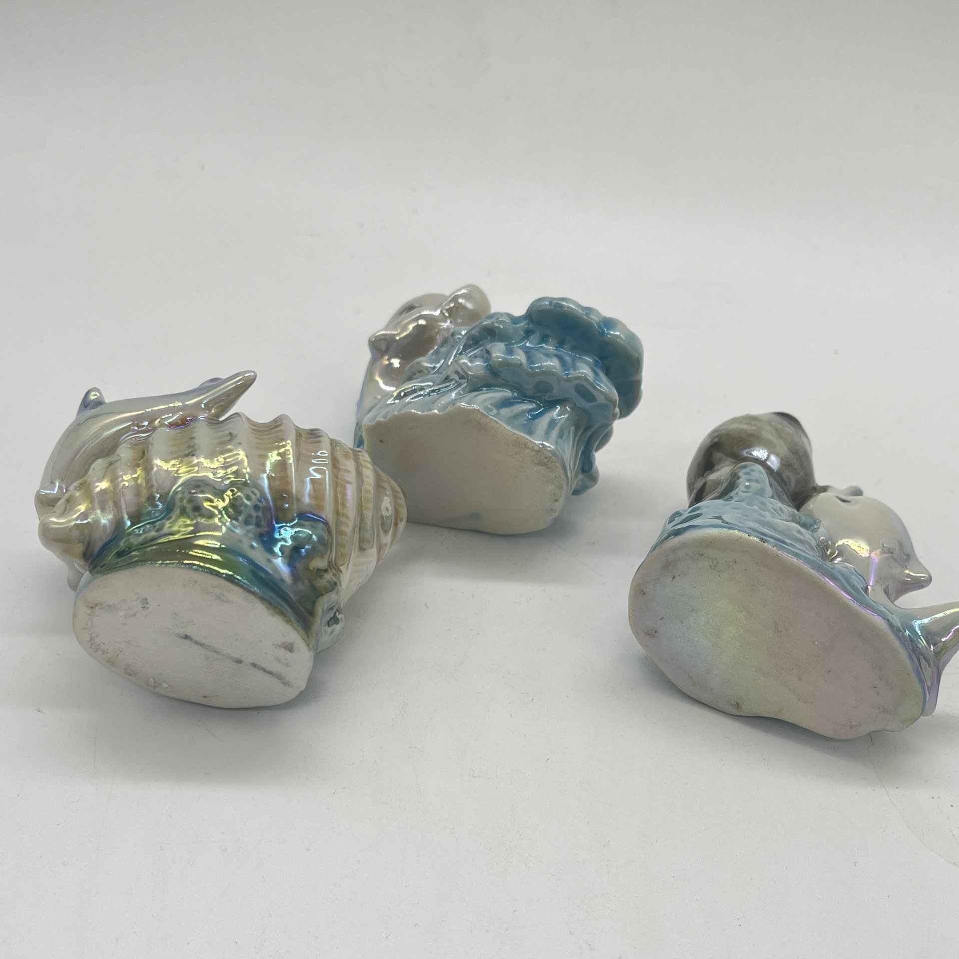 Набор из 3 статуэток "Дельфинчики" с морскими атрибутами, керамика, люстр, аэрограф, Россия, 1990-2010 гг.