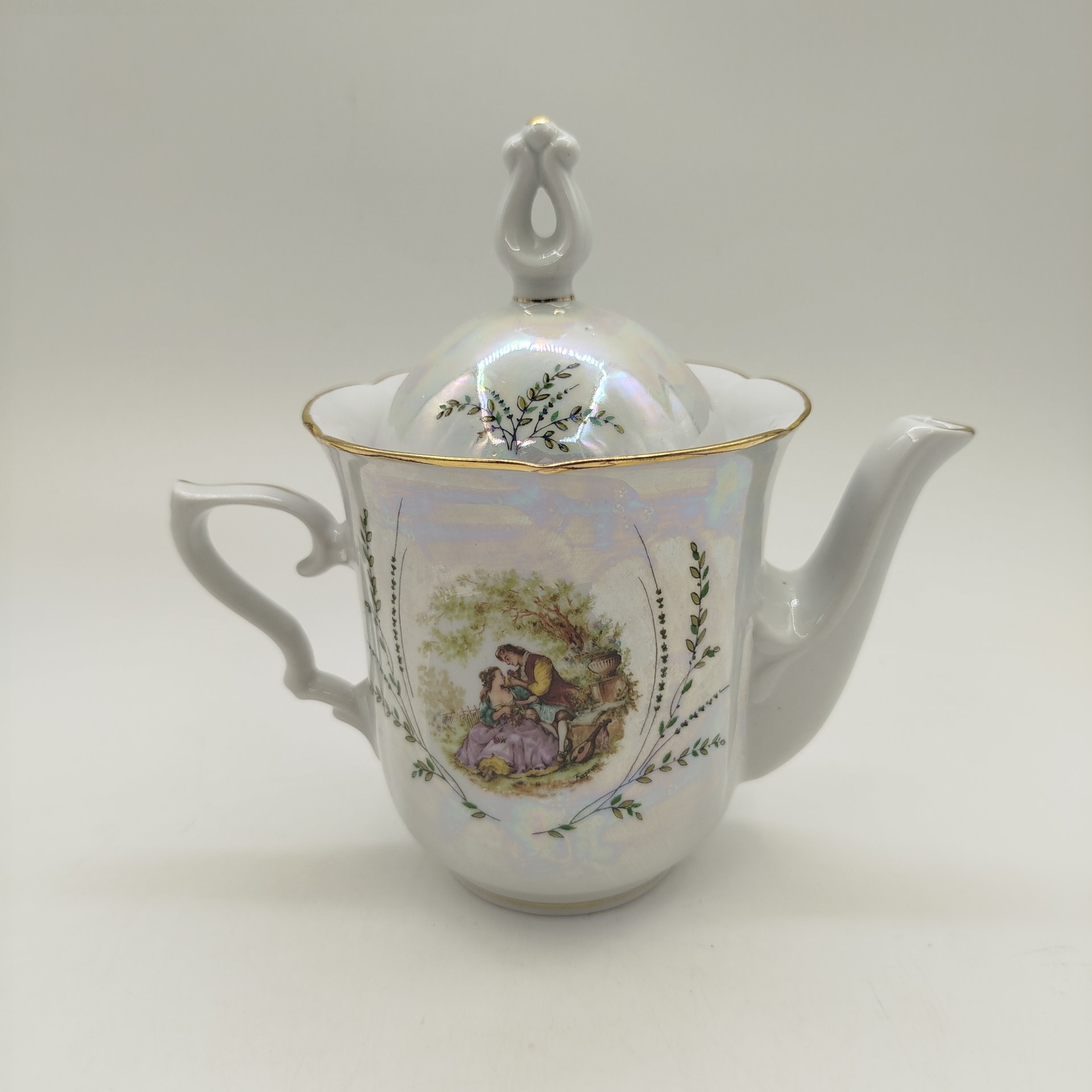 Чайник заварочный с изображением "Галантной сцены", фарфор, люстр, деколь, золочение, Минский фарфорово-фаянсовый завод, СССР, 1968-1983 гг.