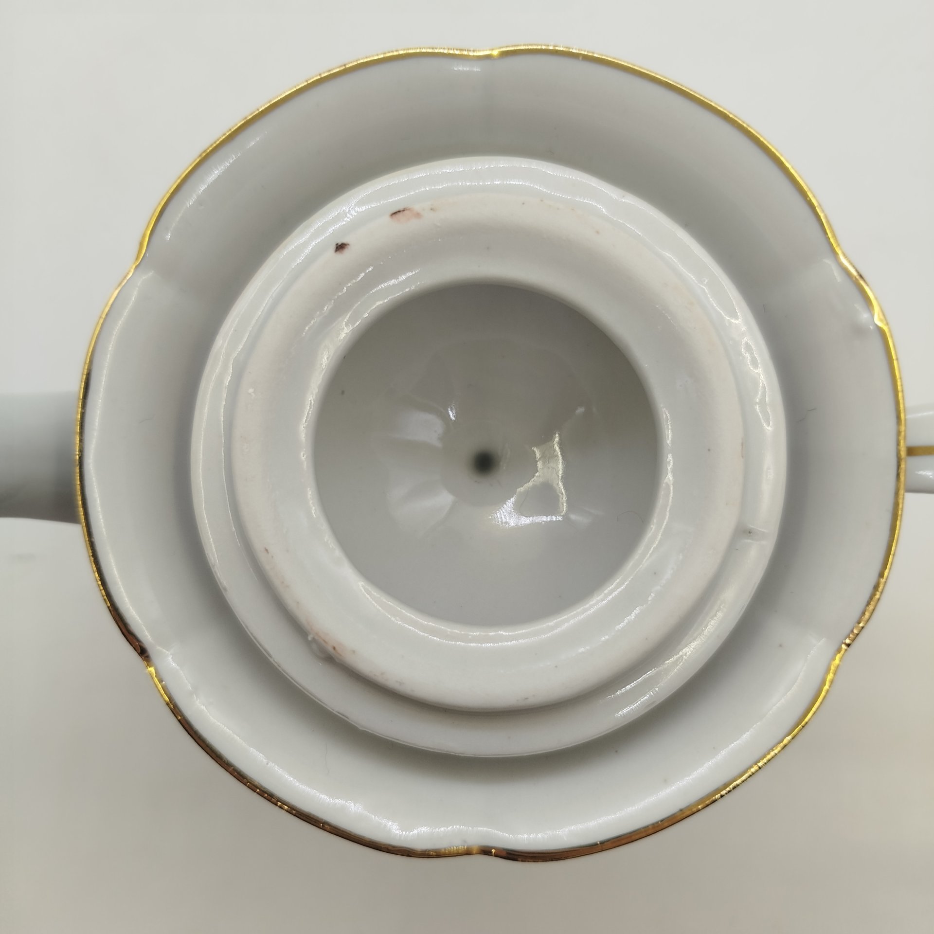 Чайник заварочный с изображением "Галантной сцены", фарфор, люстр, деколь, золочение, Минский фарфорово-фаянсовый завод, СССР, 1968-1983 гг.