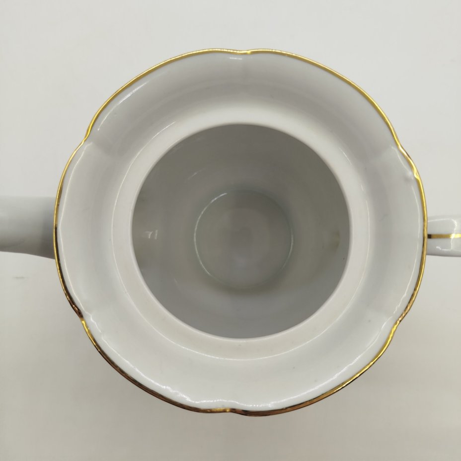 Чайник заварочный с изображением "Галантной сцены", фарфор, люстр, деколь, золочение, Минский фарфорово-фаянсовый завод, СССР, 1968-1983 гг.