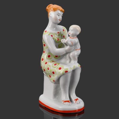 Статуэтка "Материнство" ("Ладушки"), автор Г. С. Столбова, фарфор, роспись, Ленинградский фарфоровый завод (ЛФЗ), СССР, 1960-1970 гг.