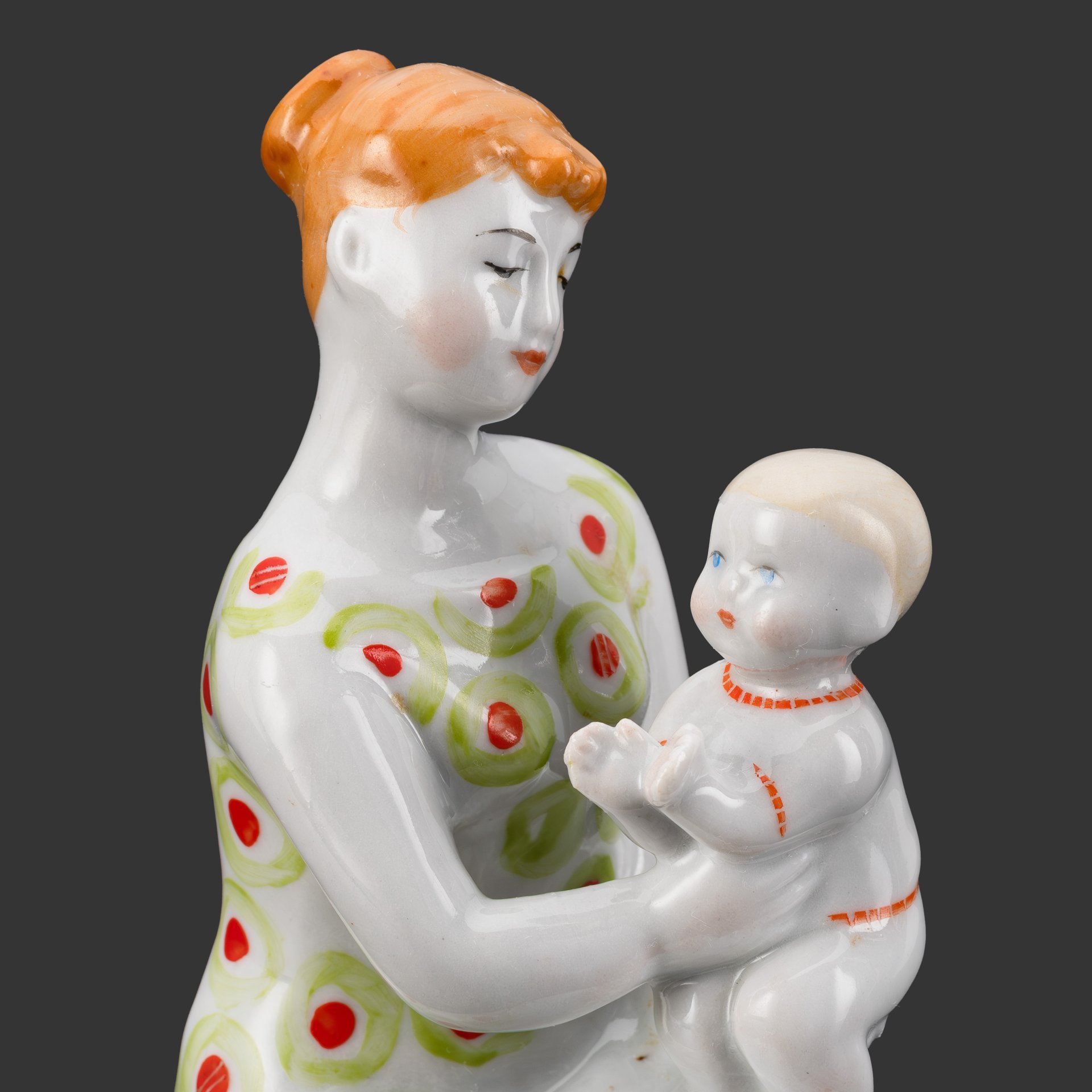 Статуэтка "Материнство" ("Ладушки"), автор Г. С. Столбова, фарфор, роспись, Ленинградский фарфоровый завод (ЛФЗ), СССР, 1960-1970 гг.