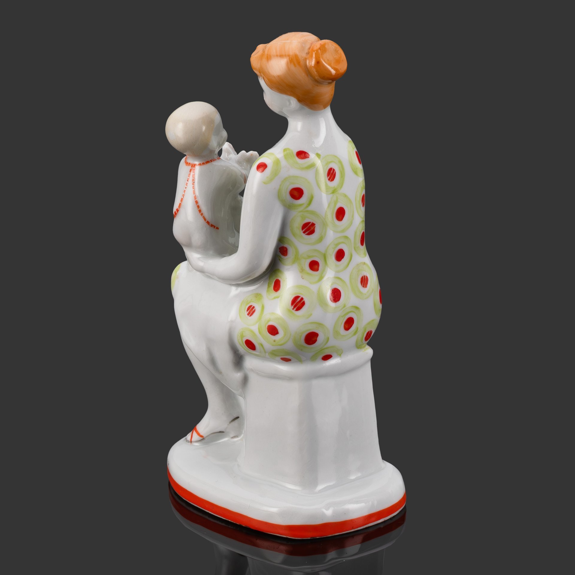 Статуэтка "Материнство" ("Ладушки"), автор Г. С. Столбова, фарфор, роспись, Ленинградский фарфоровый завод (ЛФЗ), СССР, 1960-1970 гг.