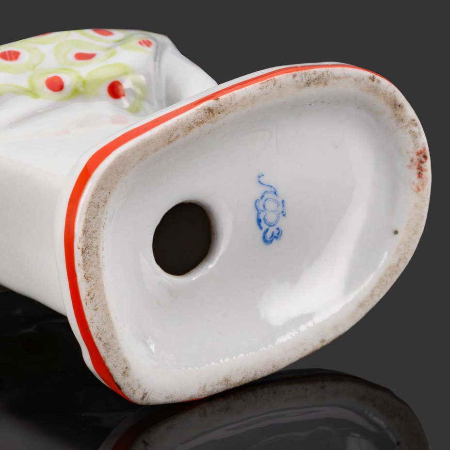 Статуэтка "Материнство" ("Ладушки"), автор Г. С. Столбова, фарфор, роспись, Ленинградский фарфоровый завод (ЛФЗ), СССР, 1960-1970 гг.