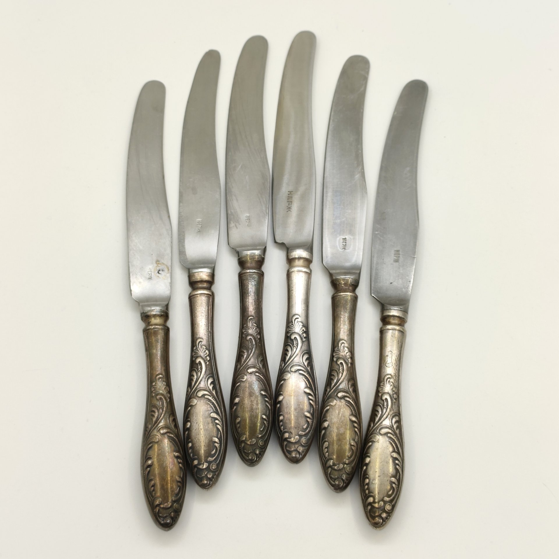 Набор из 6-ти десертных ножей с растительным декором (в подборе), мНЦ (медь-никель-цинк), нержавеющая сталь, Кольчугинский завод цветных металлов, СССР, 1960-1990 гг.