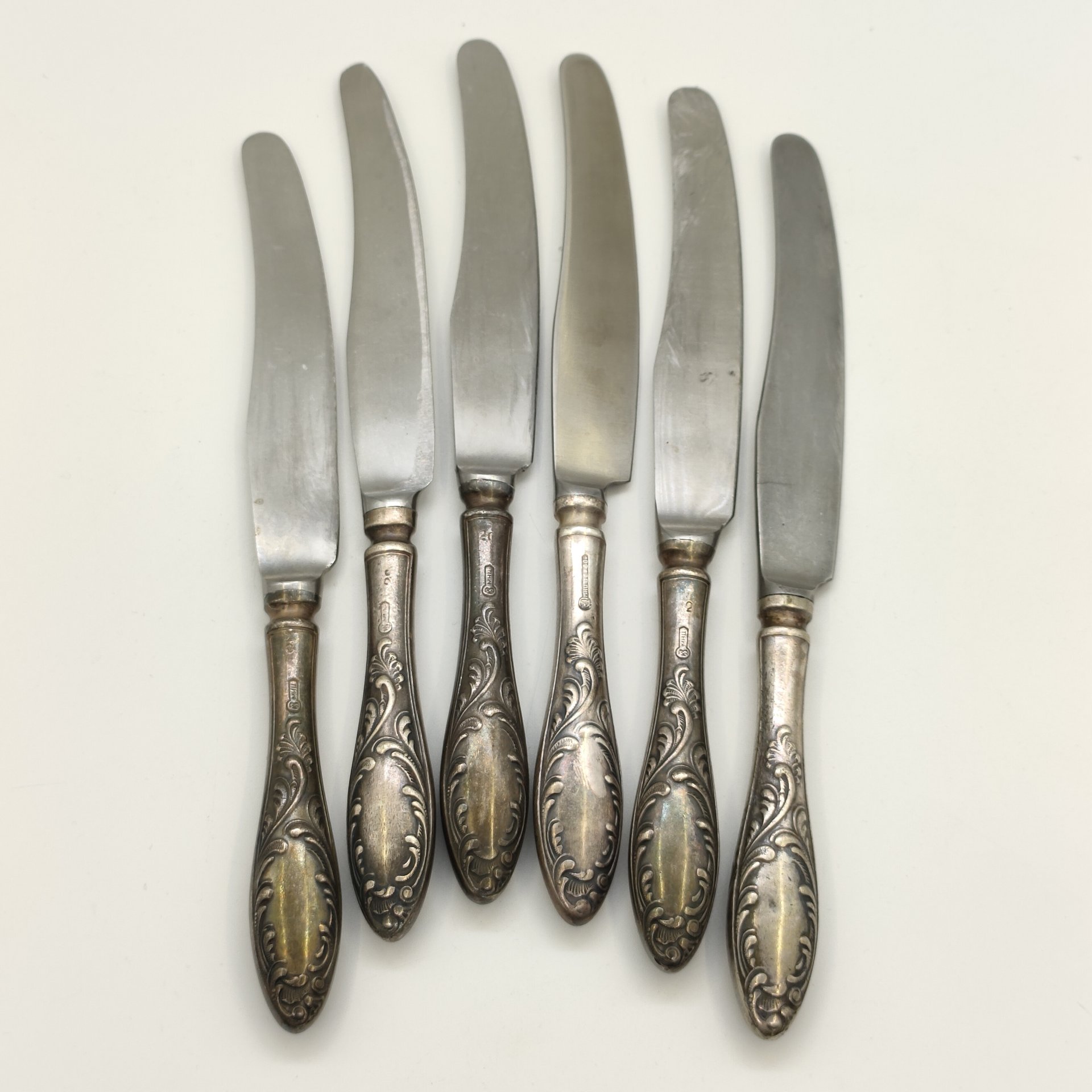 Набор из 6-ти десертных ножей с растительным декором (в подборе), мНЦ (медь-никель-цинк), нержавеющая сталь, Кольчугинский завод цветных металлов, СССР, 1960-1990 гг.