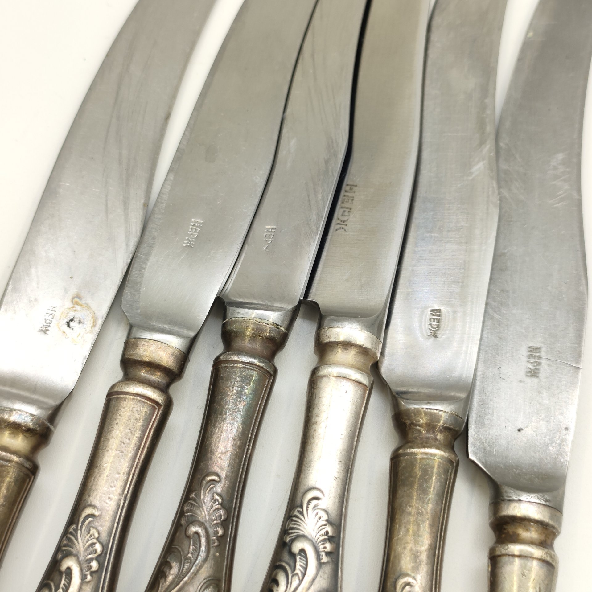 Набор из 6-ти десертных ножей с растительным декором (в подборе), мНЦ (медь-никель-цинк), нержавеющая сталь, Кольчугинский завод цветных металлов, СССР, 1960-1990 гг.