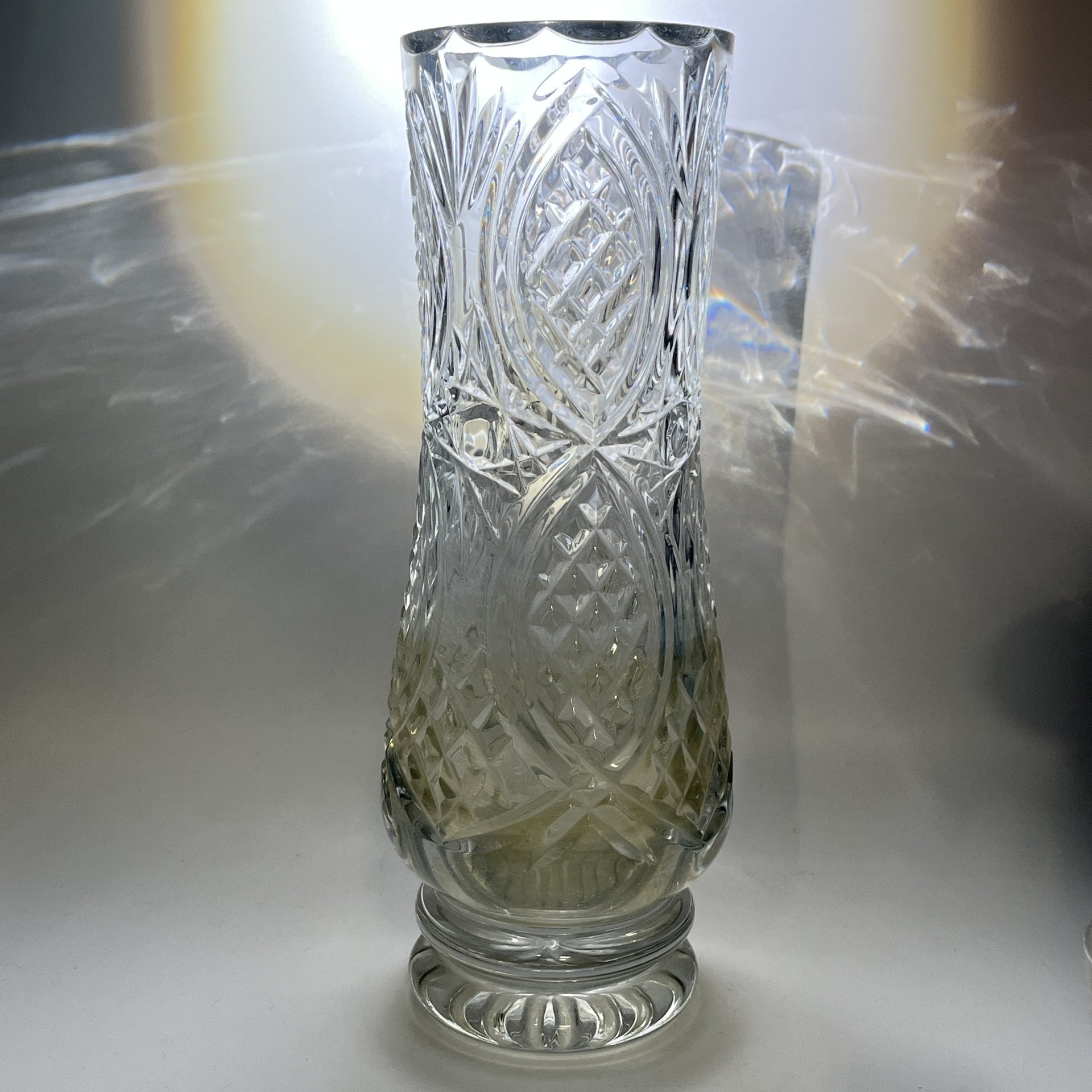 Ваза высокая для букета цветов с резным геометрическим декором