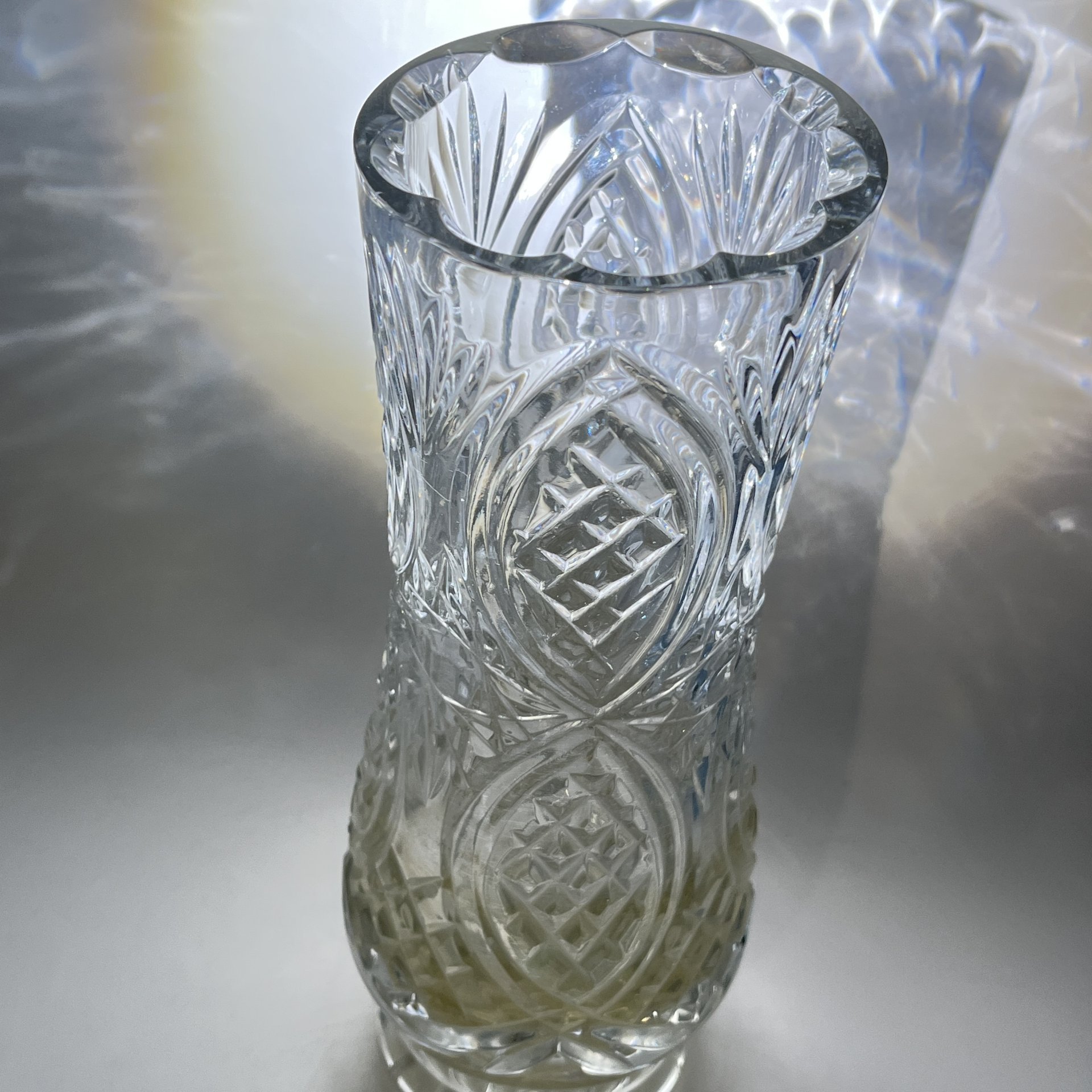 Ваза высокая для букета цветов с резным геометрическим декором