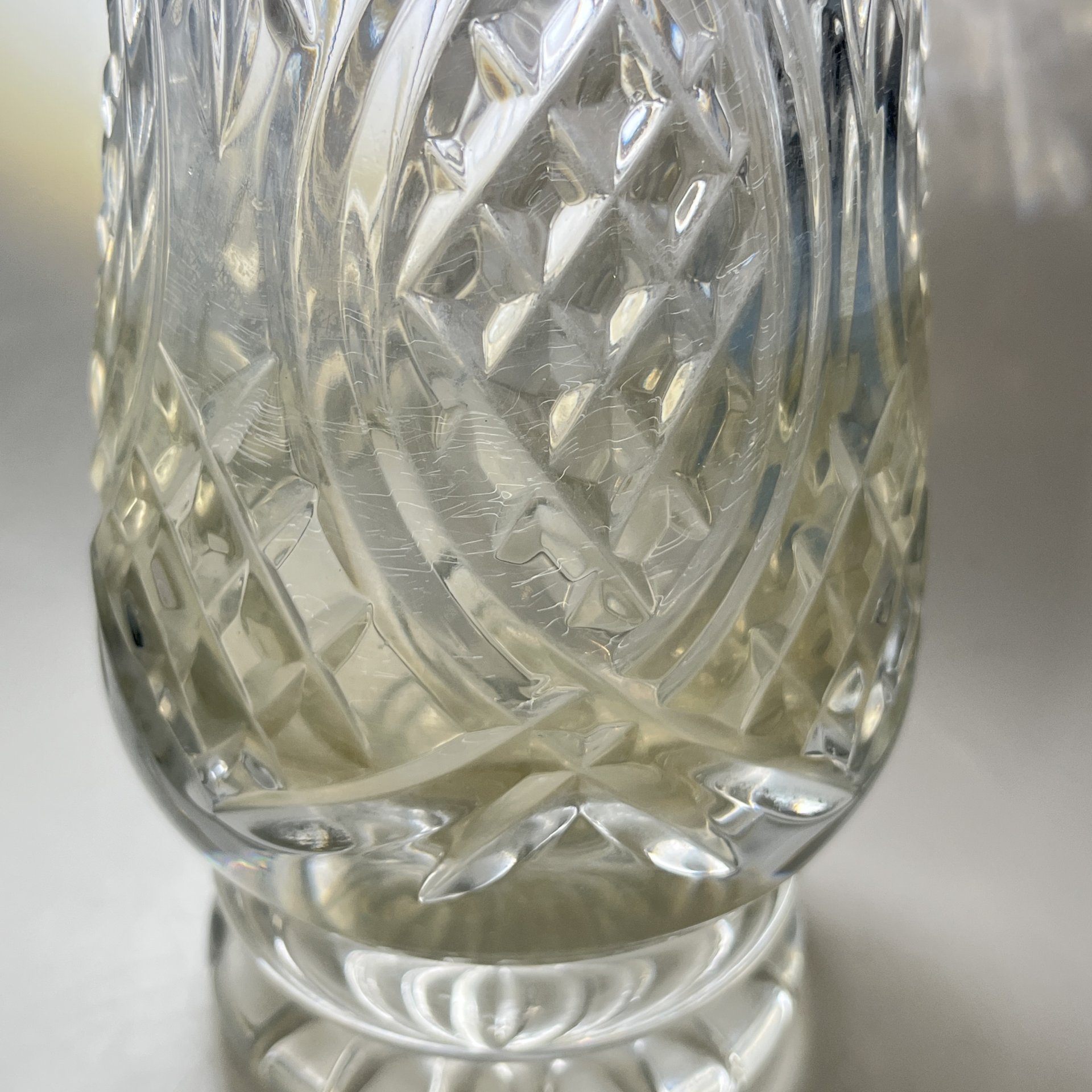 Ваза высокая для букета цветов с резным геометрическим декором