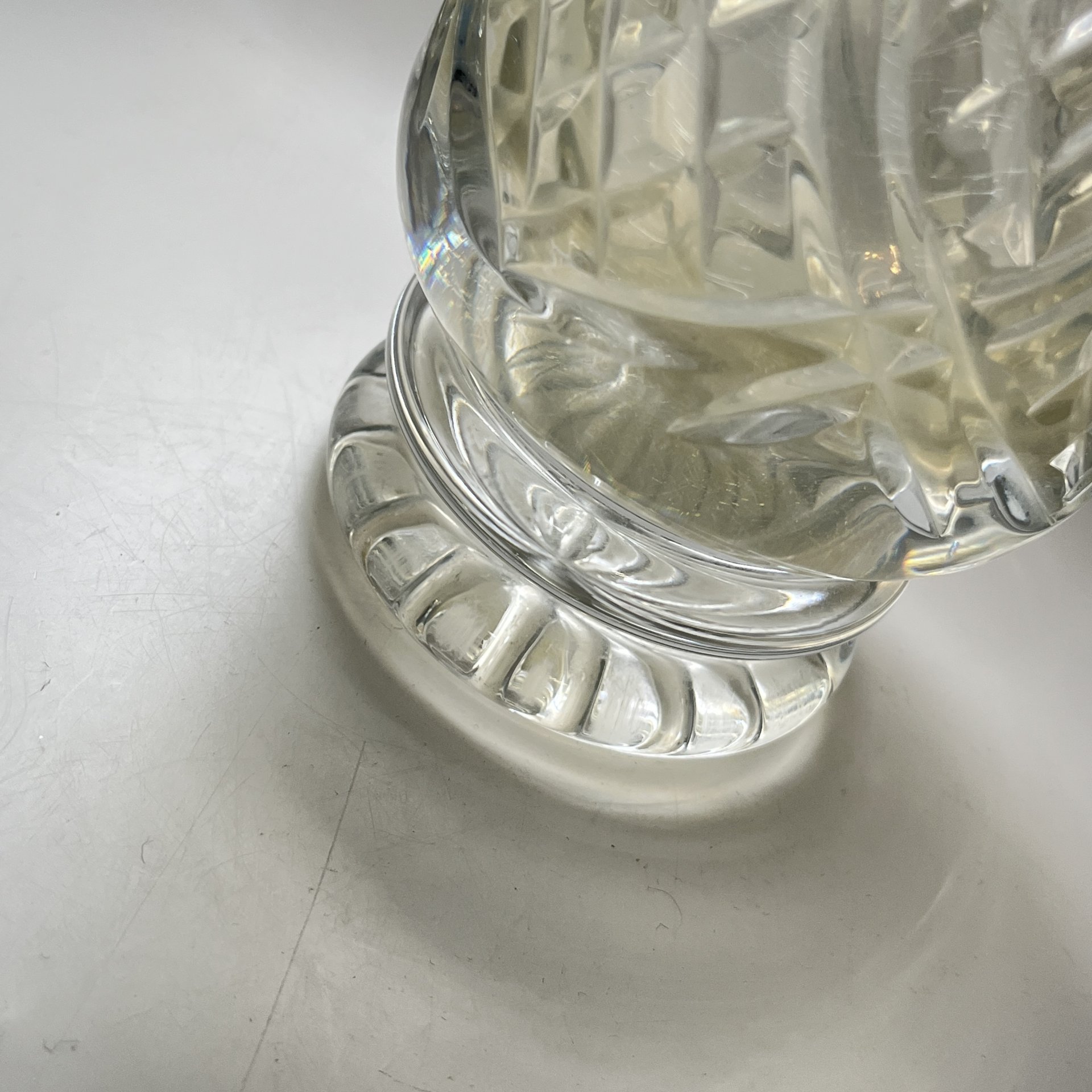 Ваза высокая для букета цветов с резным геометрическим декором