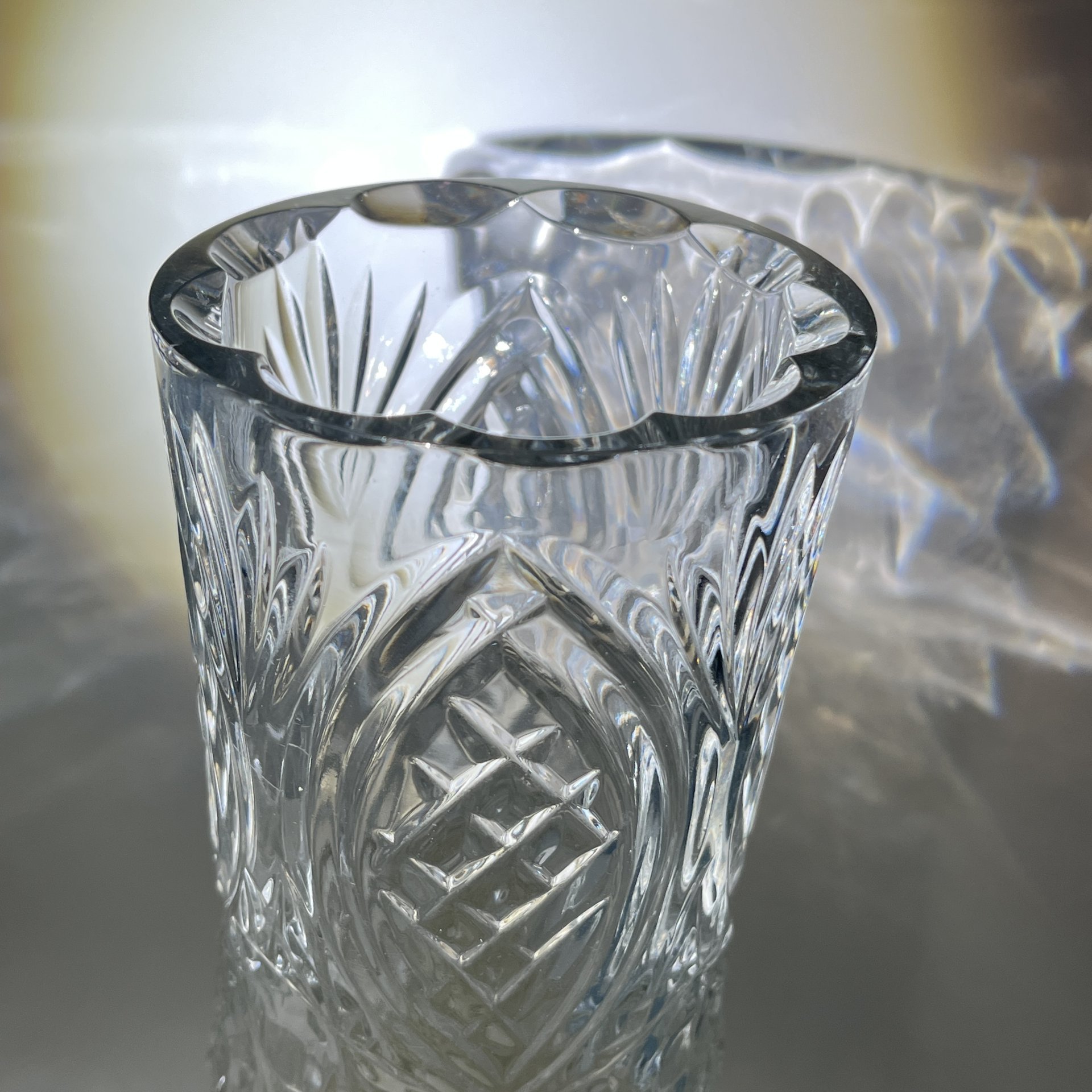 Ваза высокая для букета цветов с резным геометрическим декором