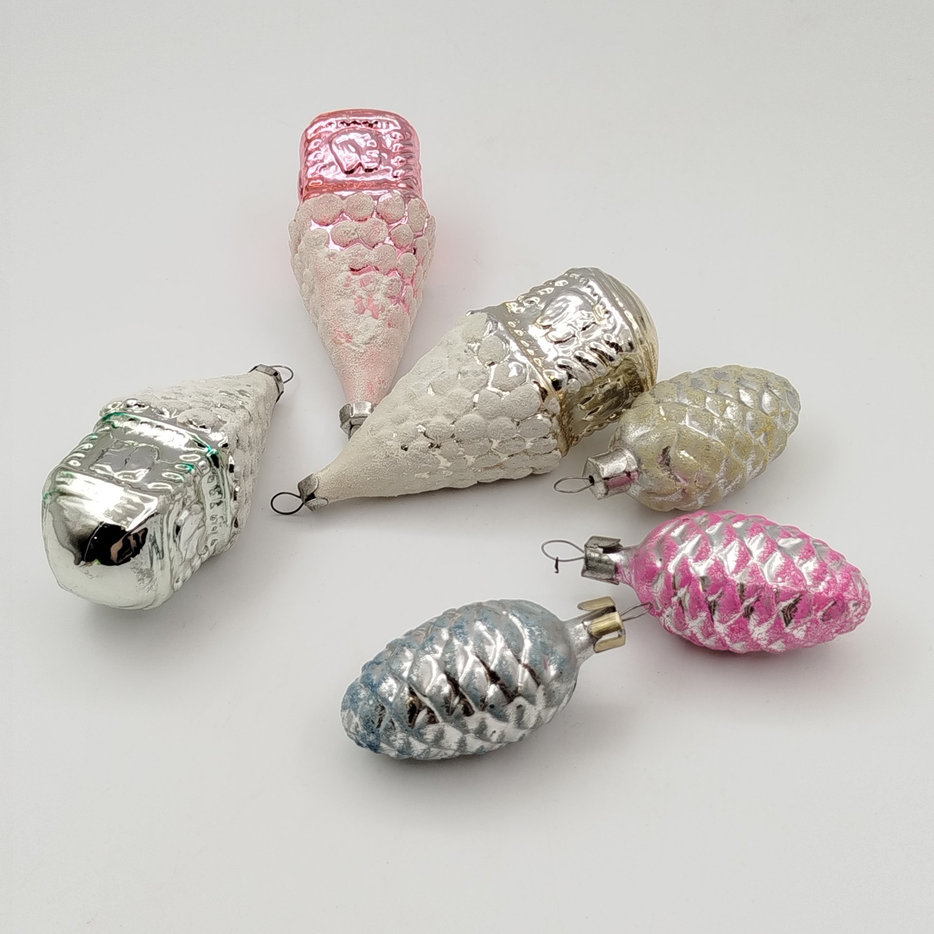 Набор винтажных ёлочных игрушек "Домики и шишки" (6 шт.), стекло, краска, металл, СССР, 1950-1980 гг.