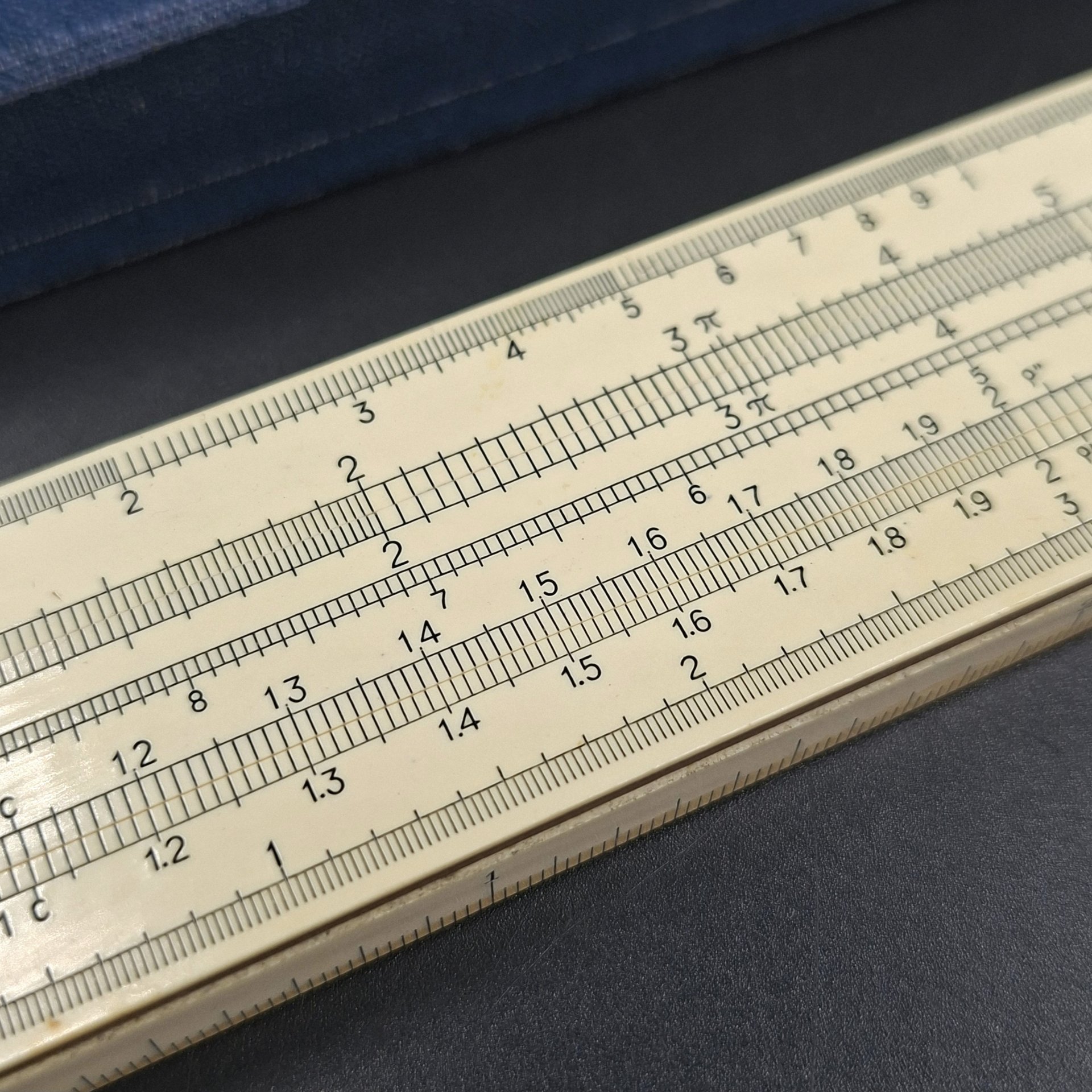 Линейка логарифмическая, в кофре, дерево, пластик, металл, Фабрика счётных приборов, г. Ленинград, СССР, 1964 г.