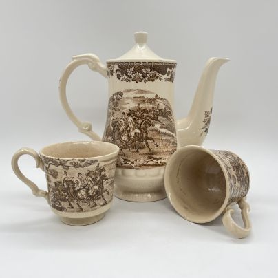 Кофейный набор на 2 персоны (кофейник и две чашки), украшенный изображением сцен охоты, фаянс, деколь, Европа, 1990-2010 гг.