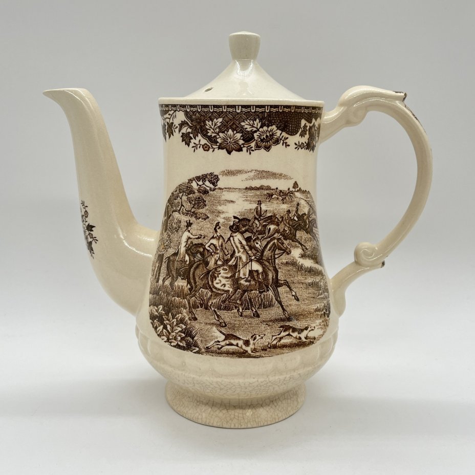 Кофейный набор на 2 персоны (кофейник и две чашки), украшенный изображением сцен охоты, фаянс, деколь, Европа, 1990-2010 гг.