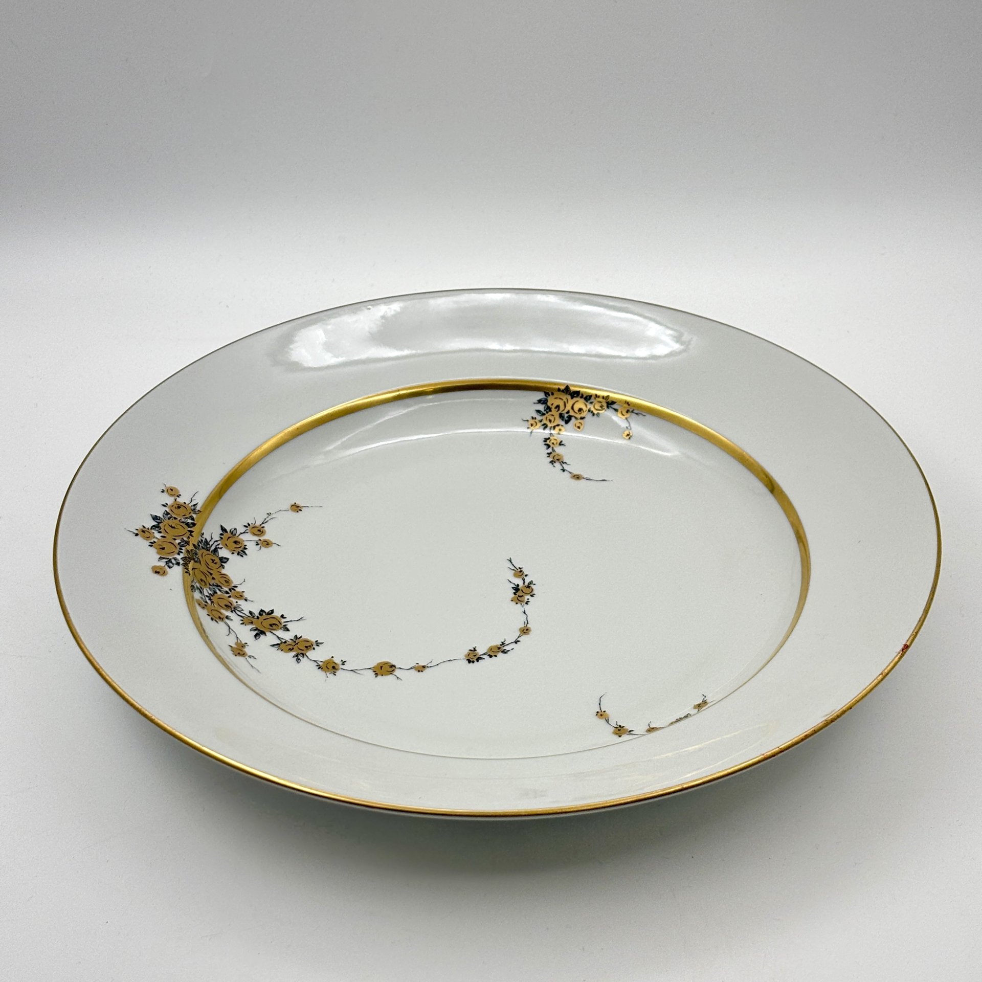 Блюдо круглой формы с цветочным декором золотистого цвета, фарфор, деколь, золочение, Graf Von Henneberg Porzellan, 1777 Jlmenau, ГДР, 1973-1977 гг.