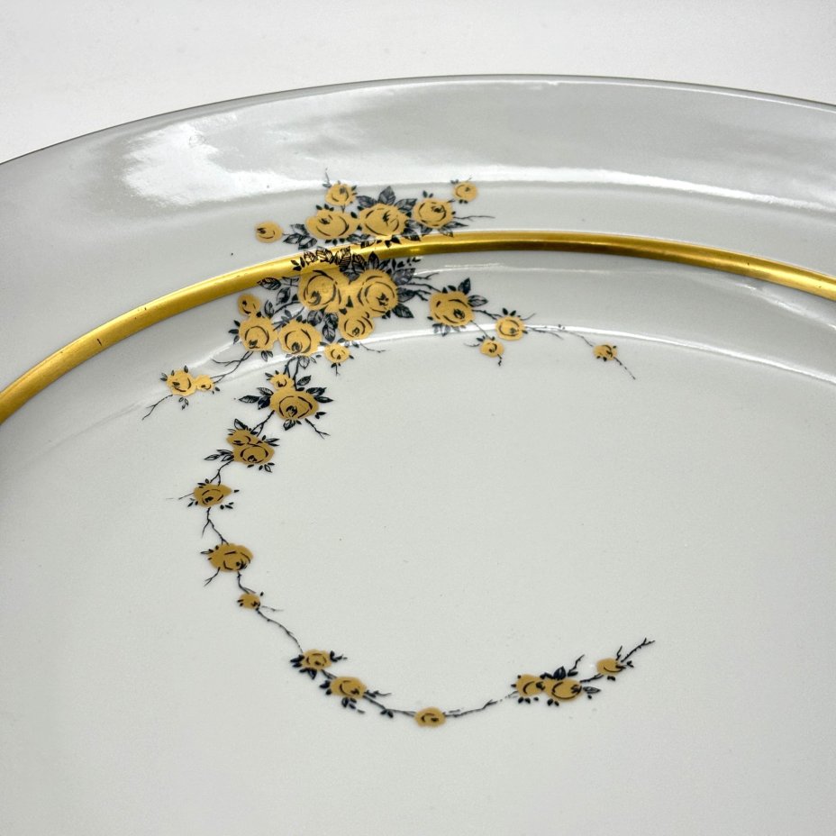 Блюдо круглой формы с цветочным декором золотистого цвета, фарфор, деколь, золочение, Graf Von Henneberg Porzellan, 1777 Jlmenau, ГДР, 1973-1977 гг.
